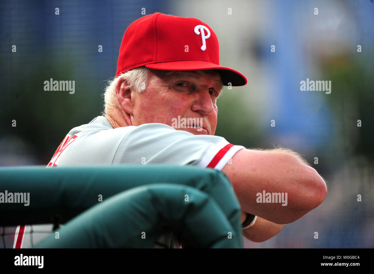 Philadelphia Phillies Manager Charlie Manuel beobachtet, wie seine Mannschaft die Washington Nationals an den Angehörigen Park in Washington am 31. Mai 2011 spielt. UPI/Kevin Dietsch Stockfoto