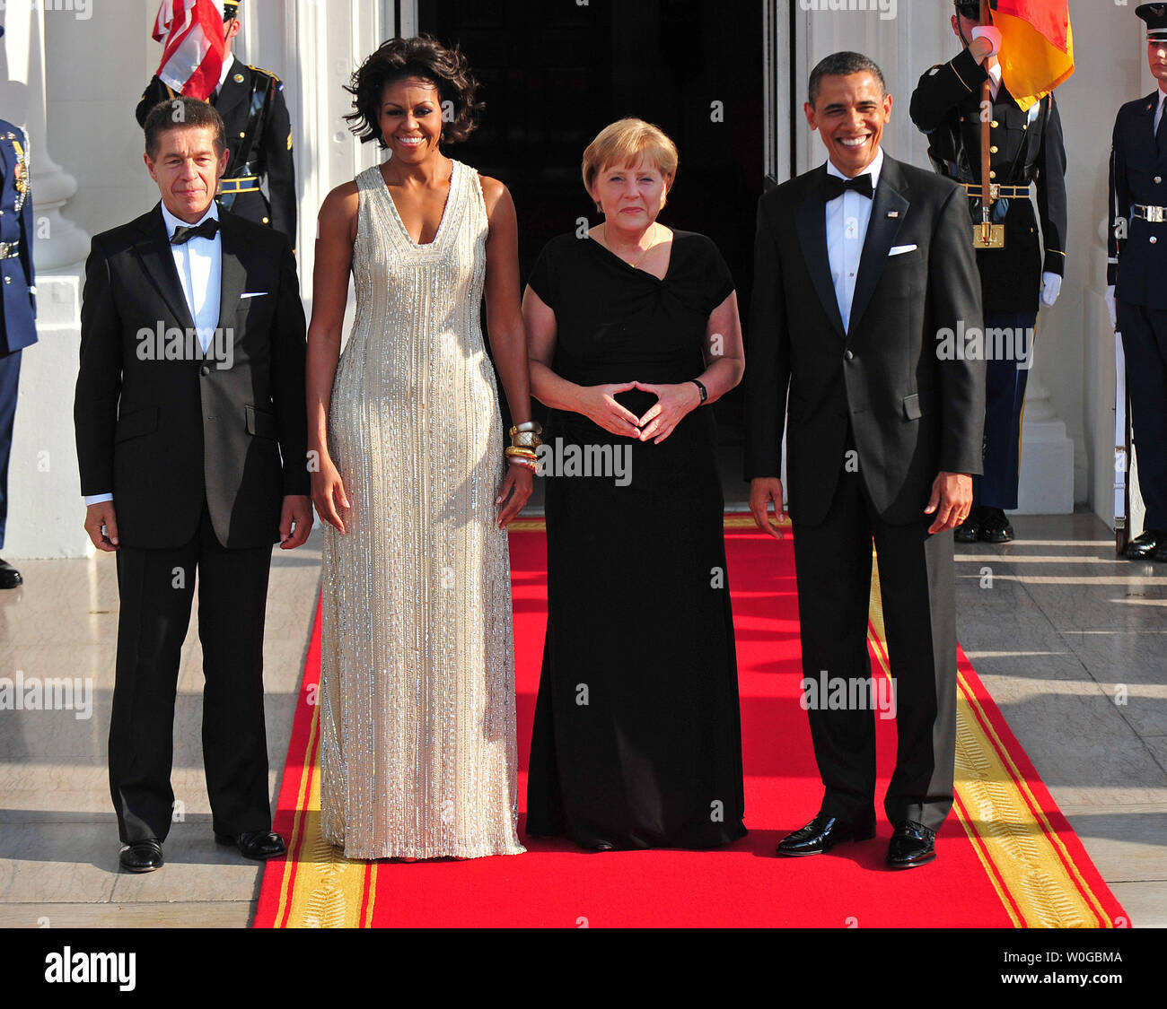 Präsident Barack Obama, der First Lady Michelle Obama, Bundeskanzlerin Angela Merkel und ihrem Ehemann Joachim Sauer posieren für die Fotografen, als Sie zu einem Abendessen in ihrer Ehre im Weißen Haus in Washington am 7. Juni 2011 eingehen. UPI/Kevin Dietsch Stockfoto