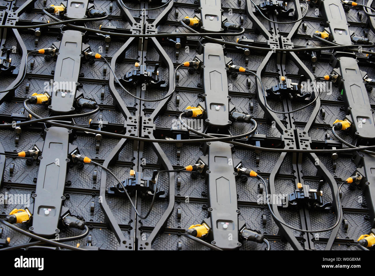 Rückseite der digitalen LED-Panels des großen Bildschirm. Großer elektronischer Bildschirm mit Koaxialkabeln Drähten, Nahaufnahme, tv-Bildschirm Kabel Drähte. Stockfoto