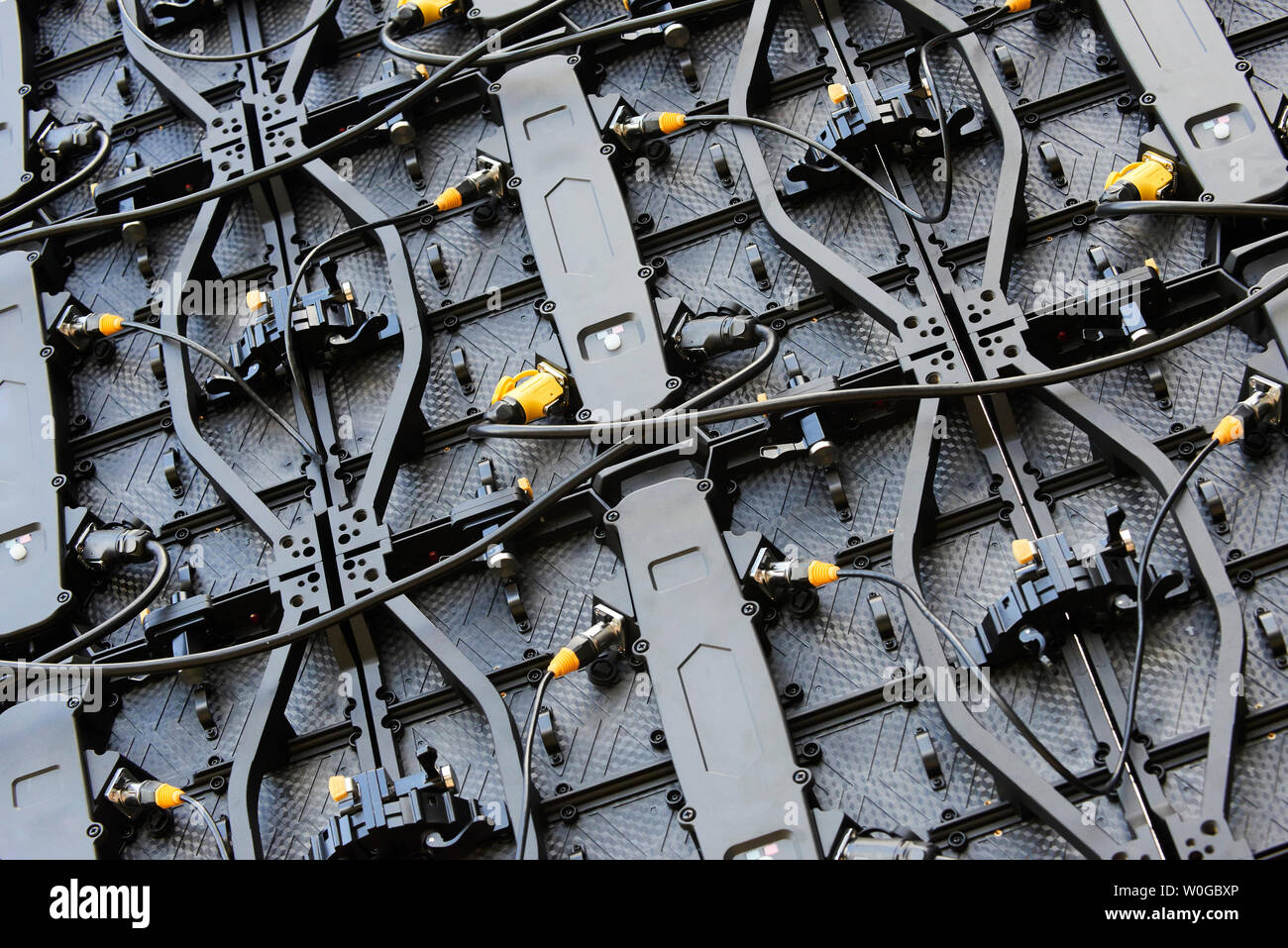 Rückseite der digitalen LED-Panels des großen Bildschirm. Großer elektronischer Bildschirm mit Koaxialkabeln Drähten, Nahaufnahme, tv-Bildschirm Kabel Drähte. Stockfoto