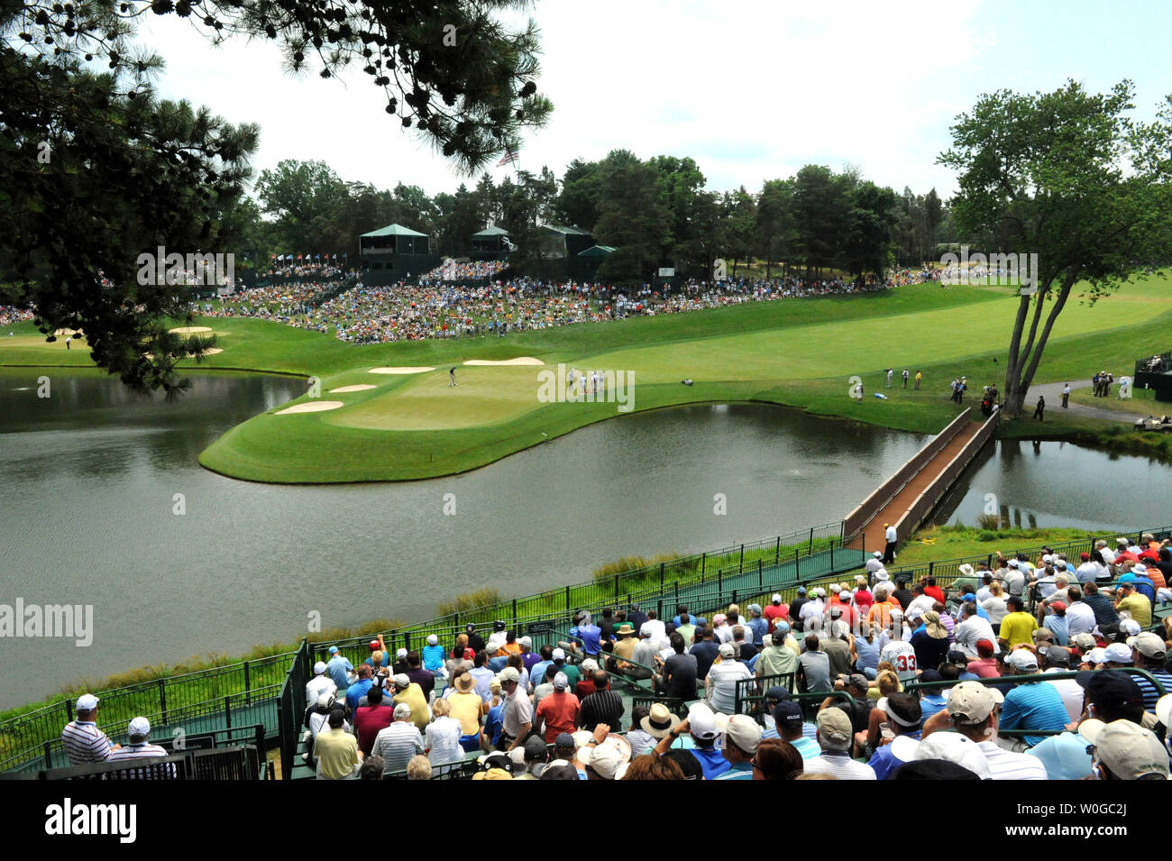 Die Masse und Wasser umgibt die 18 in der ersten Runde der US Open Golf Meisterschaft am Congressional Country Club in Bethesda, Maryland am 16. Juni 2011. Auf der linken Seite ist die Nr. 10 grün. UPI/Pat Benic Stockfoto