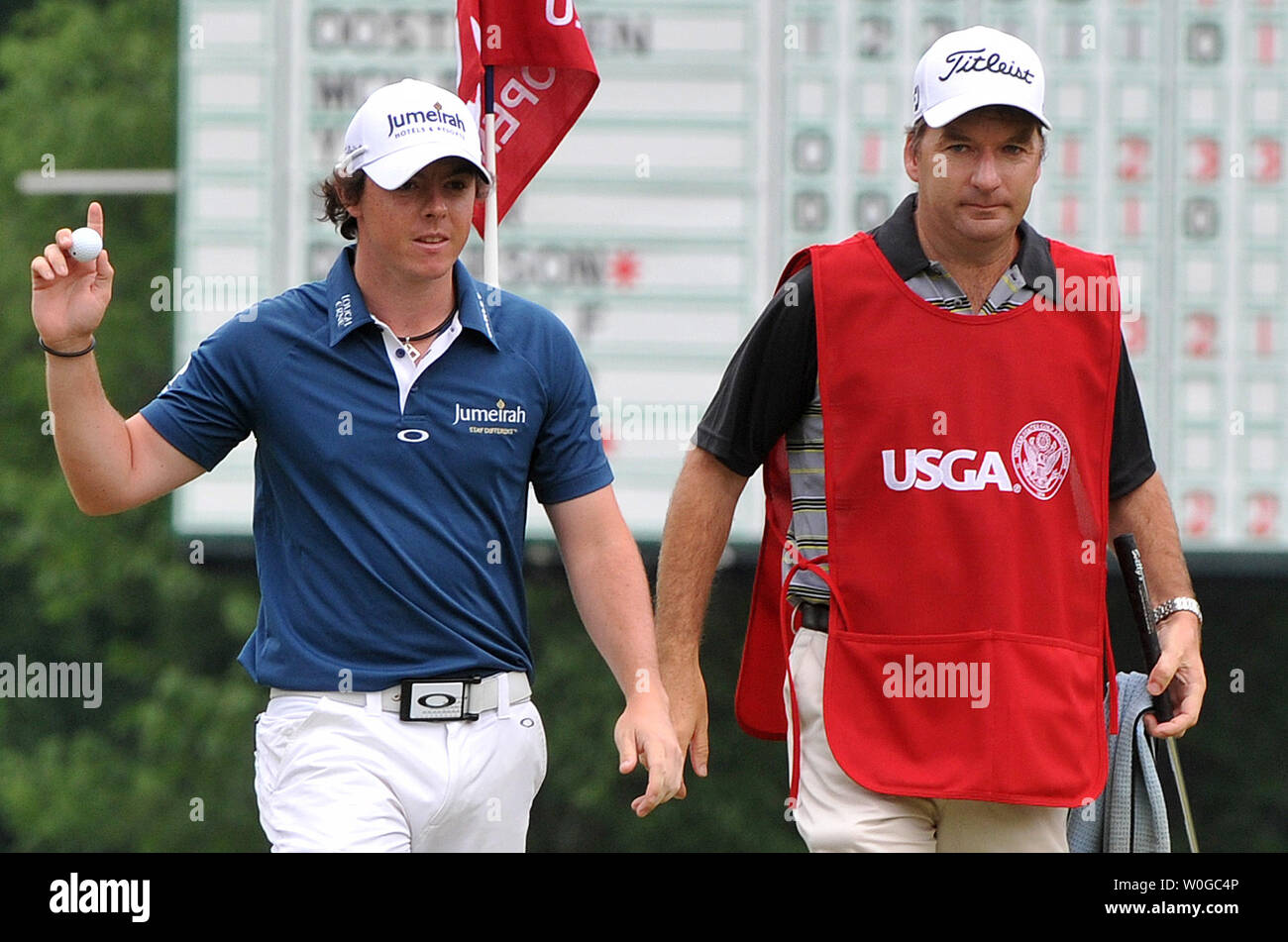 Rory McIlroy von Nordirland feiert mit seinem caddie J.P. Fitzgerald, nachdem er einen Schlag für Birdie auf dem 18 Grün während der ersten Runde der US Open am Kongreßcountryklub in Bethesda, Maryland am 16. Juni 2011. UPI/Kevin Dietsch Stockfoto