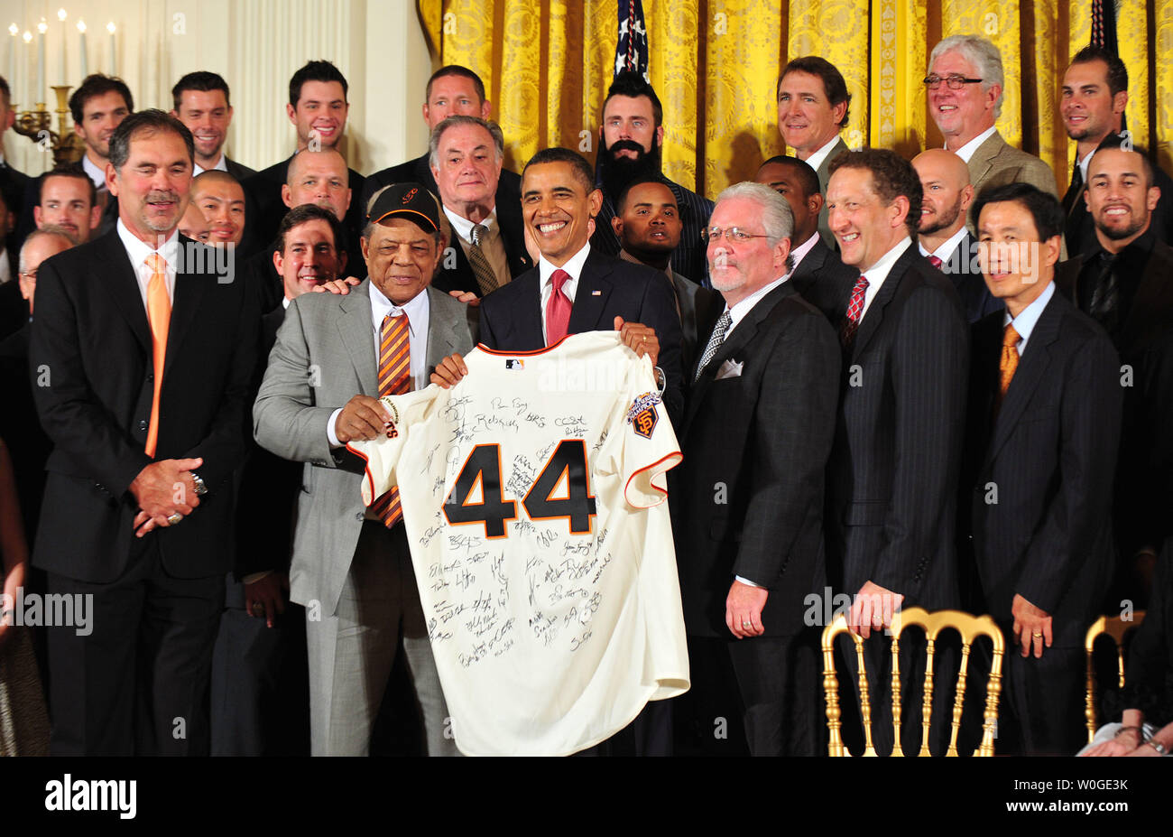 Präsident Barack Obama wirft mit der 2010 World Series Champions San Francisco Giants, wie er sie begrüßt mit dem Weißen Haus in Washington, D.C. am 25. Juli 2011. UPI/Kevin Dietsch Stockfoto