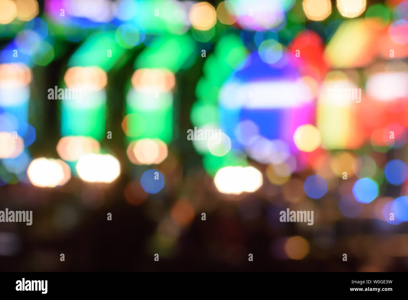 Abstrakte Mehrfarbige Licht Hintergrund mit Defokussierten bokeh Licht. Die Bühne der Unterhaltung zeigen. Stockfoto