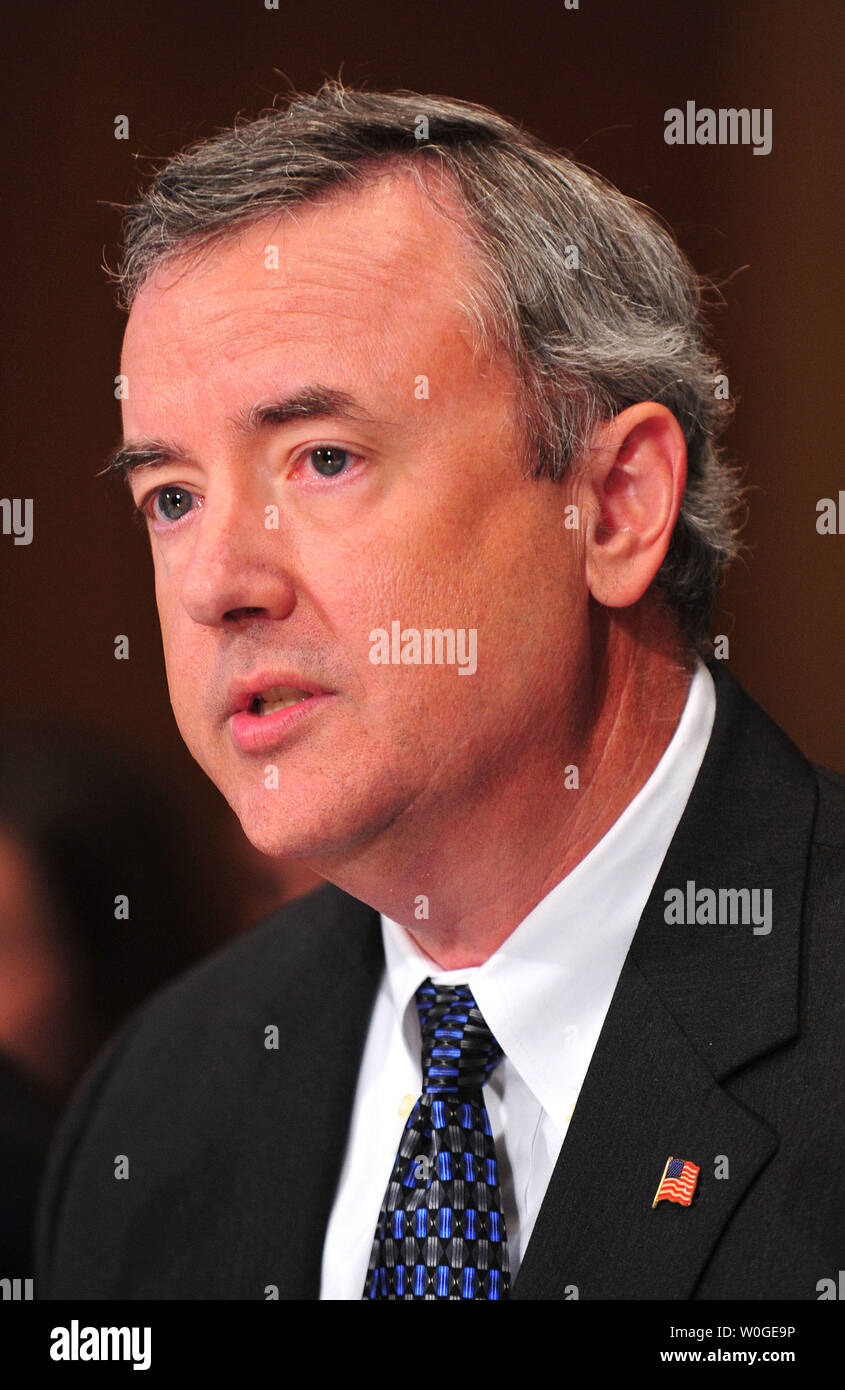 Thomas Clark, CEO von Kimberly-Clark bezeugt vor einem Senat Finanzausschuss Anhörung über die US-Steuercode und wie wirkt er sich auf Geschäftspraktiken, auf dem Capitol Hill in Washington am 27. Juli 2011. UPI/Kevin Dietsch Stockfoto