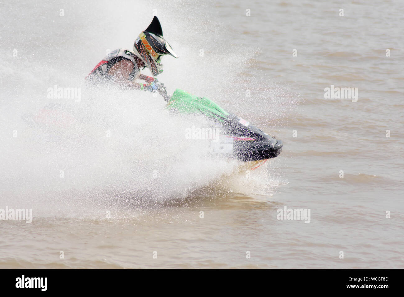 Unbekannter Jet Ski Racer an Jet Ski pro Tour #3, Udonthani, Thailand - 25. Mai 2019: Junger Mann professionelle Jet Ski Fahrer führt viele Tricks auf Th Stockfoto