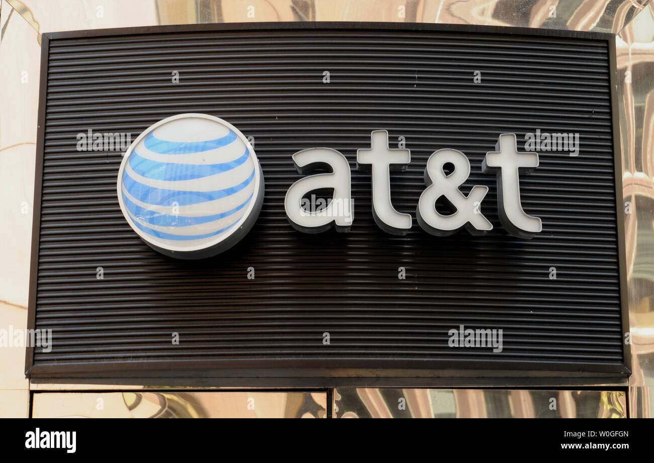 Ein AT&T-Logo zu sehen ist, nachdem das Justizministerium verklagt von AT&T $ 39 Mrd. Euro Übernahme von T-Mobile zu blockieren, sagen die Abkommen den Wettbewerb beeinträchtigen können und die Preise in der WLAN-Markt in Washington D.C. fahren am 31. August 2011. Die Fusion zwischen der zweitgrößten Fluggesellschaft des Landes (AT&T) und der Viertgrößte würde das neue Unternehmen über Verizon und Sprint. UPI/Roger L. Wollenberg Stockfoto