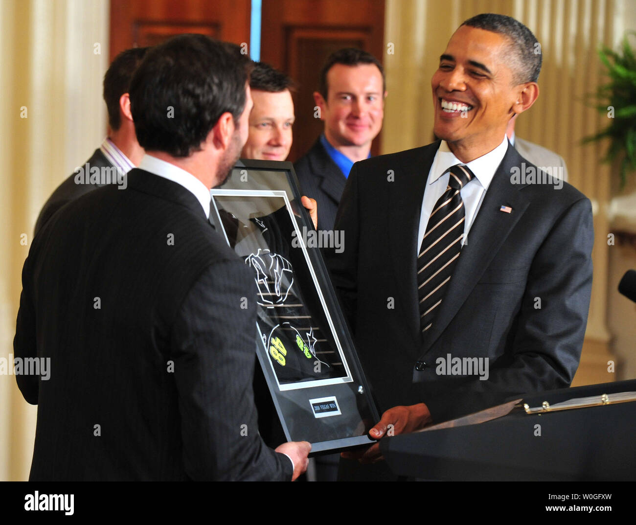 Präsident Barack Obama erhält ein paar Racing Handschuhe von NASCAR Sprint Cup Champion Jimmie Johnson auf einer Veranstaltung, wo Obama Johnson's Meisterschaft geehrt, im Weißen Haus in Washington, D.C. am 7. September 2011. UPI/Kevin Dietsch Stockfoto