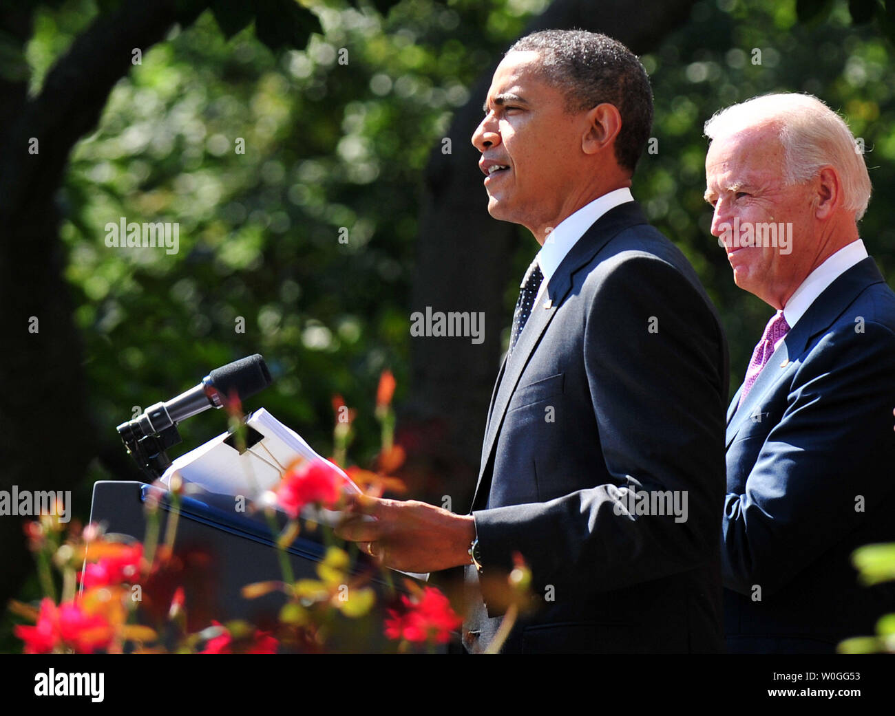 Präsident Barack Obama spricht über seine Schaffung von Arbeitsplätzen Rechnung im Rosengarten des Weißen Hauses in Washington am 12. September 2011. Obama war durch Vizepräsident Joe Biden verbunden. UPI/Kevin Dietsch Stockfoto