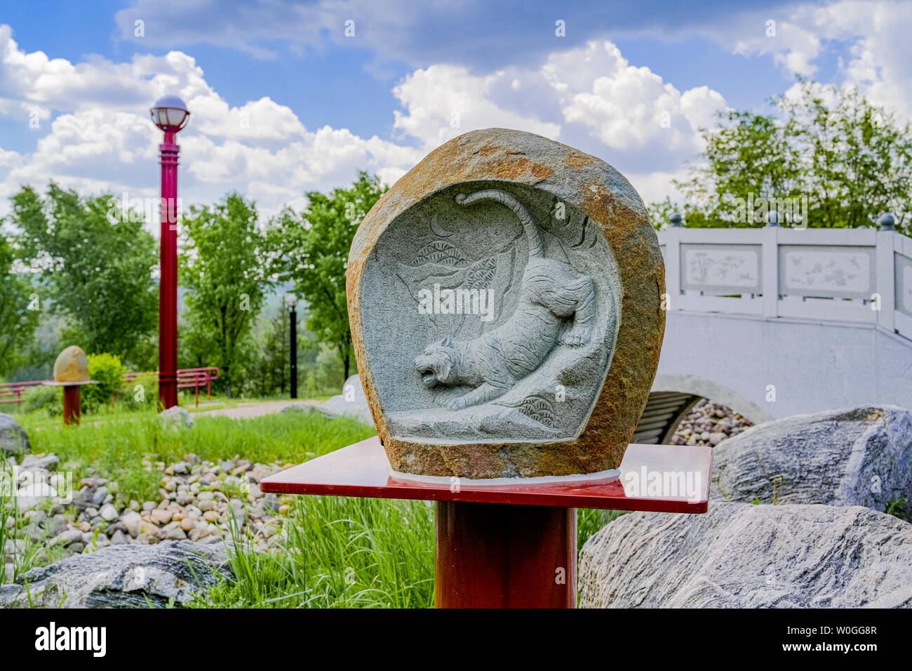 Jahr des Tigers, geschnitzt, chinesisches Sternzeichen, Chinesischer Garten, Louise McKinney Riverfront Park, Edmonton, Alberta, Kanada Stockfoto