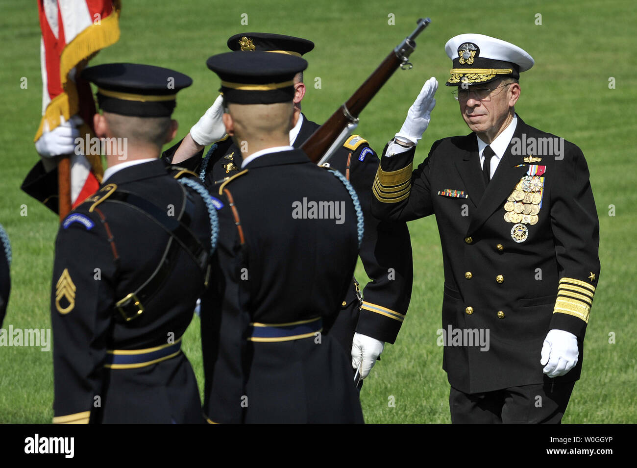 Vorsitzende des Generalstabs Adm. Michael Mullen begrüßt, als er die Truppen Bewertungen während der Vorsitzende des Generalstabs Abschied Überprüfen und Ändern von Verantwortung Zeremonie am Joint Base Myer-Henderson's Hall Summerall Feld in Arlington, Virginia, 30. September 2011. Marine Adm. 17 Mike Mullen, Vorsitzender des Generalstabs, Verantwortung zu Armee Gen. Martin E. Dempsey gewechselt ist. UPI/Roger L. Wollenberg Stockfoto