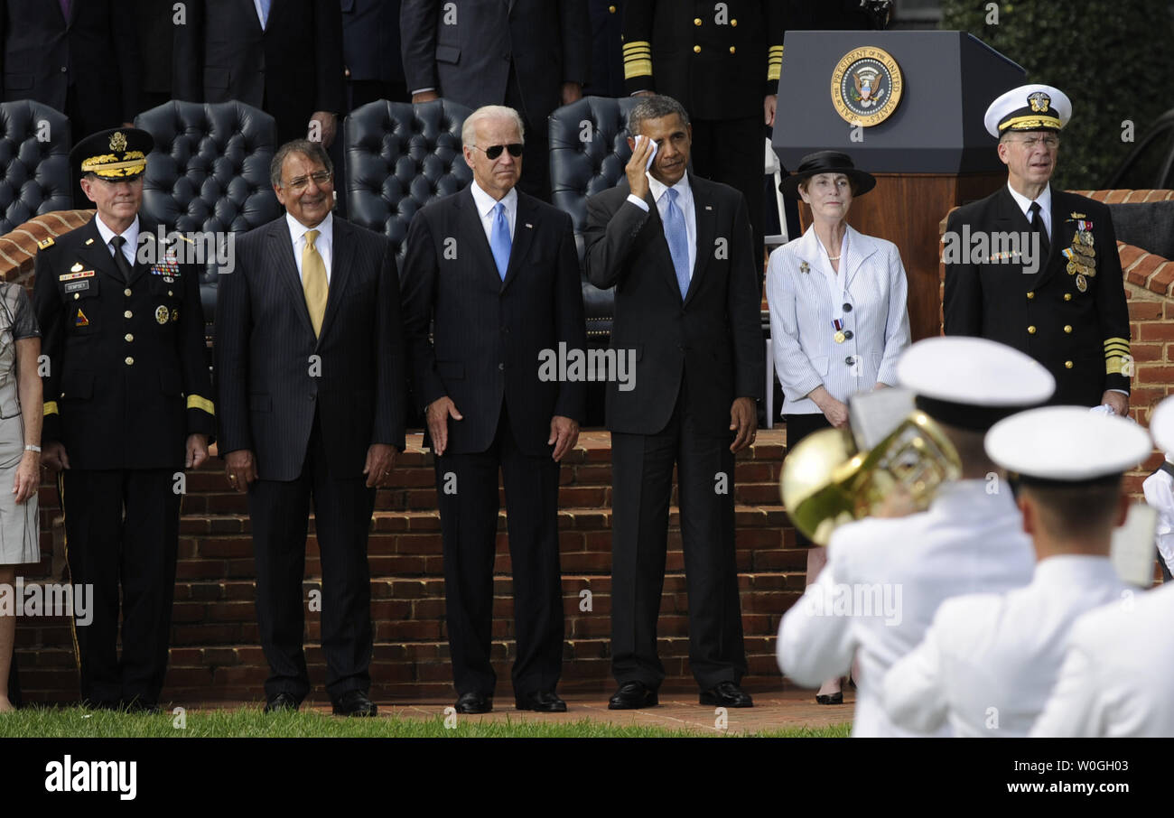 Neue Vorsitzende des Generalstabs der Armee Gen. Martin E. Dempsey, Verteidigungsminister Leon Panetta, Vizepräsident Joe Biden, der US-Präsident Barack Obama, Frau Jane Mullen und scheidende Vorsitzende des Generalstabs Adm. Michael Mullen (L und R) sehen Sie sich die Marine Band während der Vorsitzende des Generalstabs Abschied Überprüfen und Ändern von Verantwortung Zeremonie am Joint Base Myer-Henderson's Hall Summerall Feld in Arlington, Virginia, 30. September 2011 durchzuführen. Marine Adm. UPI/Roger L. Wollenberg Stockfoto