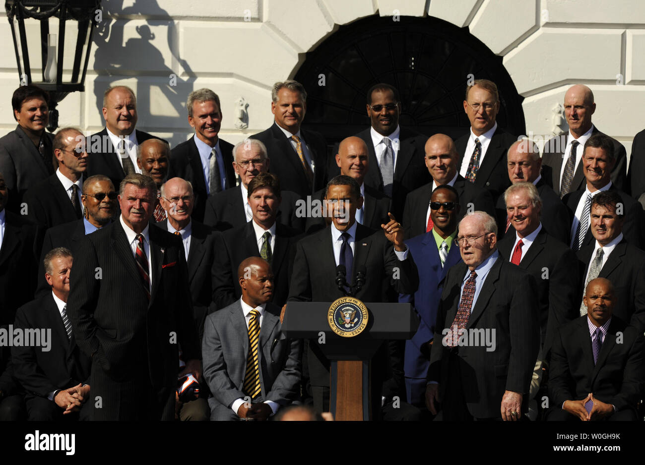 Us-Präsident Barack Obama begrüßt die 1985 Super Bowl Champion Chicago Bears zum 25-jährigen Jubiläum ihrer Super Bowl Sieg auf der South Lawn des Weißen Hauses in Washington, DC zu Feiern, am 7. Oktober 2011. Die Bären' Besuch im Weißen Haus wurde 1985 nach dem Space Shuttle Challenger Disaster abgebrochen. UPI/Roger L. Wollenberg Stockfoto