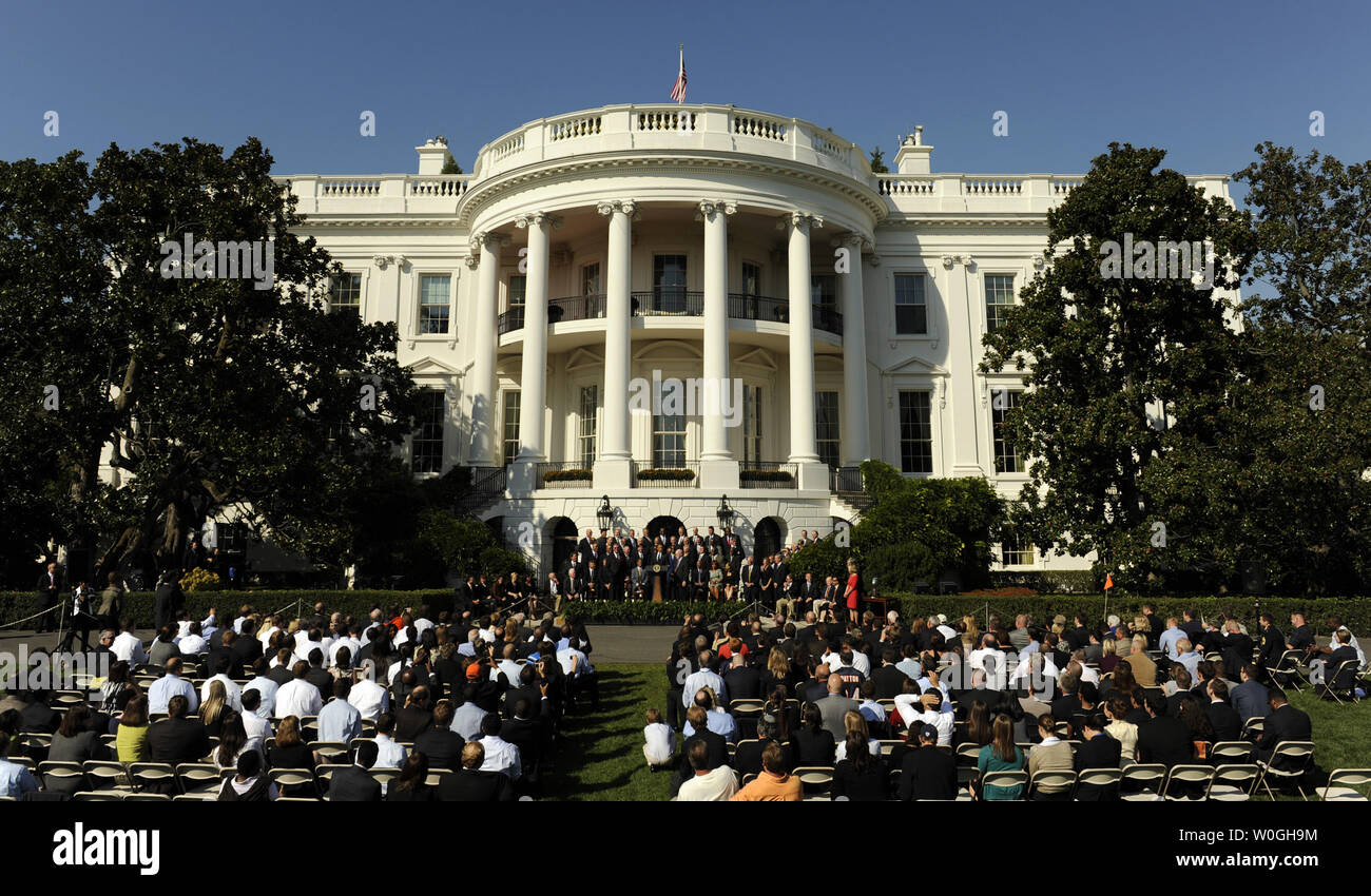 Us-Präsident Barack Obama begrüßt die 1985 Super Bowl Champion Chicago Bears zum 25-jährigen Jubiläum ihrer Super Bowl Sieg auf der South Lawn des Weißen Hauses in Washington, DC zu Feiern, am 7. Oktober 2011. Die Bären' Besuch im Weißen Haus wurde 1985 nach dem Space Shuttle Challenger Disaster abgebrochen. UPI/Roger L. Wollenberg Stockfoto