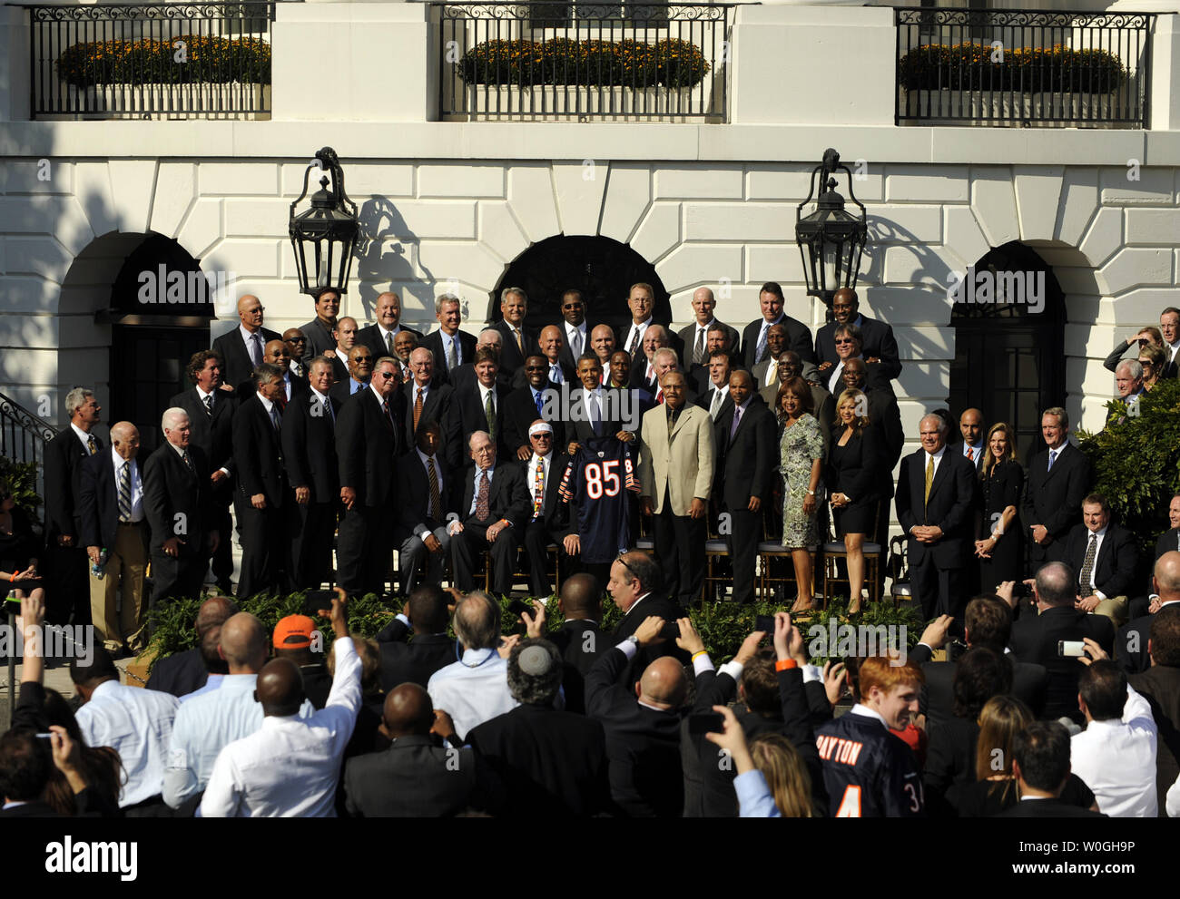 Us-Präsident Barack Obama begrüßt die 1985 Super Bowl Champion Chicago Bears zum 25-jährigen Jubiläum ihrer Super Bowl Sieg auf der South Lawn des Weißen Hauses in Washington, DC zu Feiern, am 7. Oktober 2011. Die Bären' Besuch im Weißen Haus wurde 1985 nach dem Space Shuttle Challenger Disaster abgebrochen. UPI/Roger L. Wollenberg Stockfoto