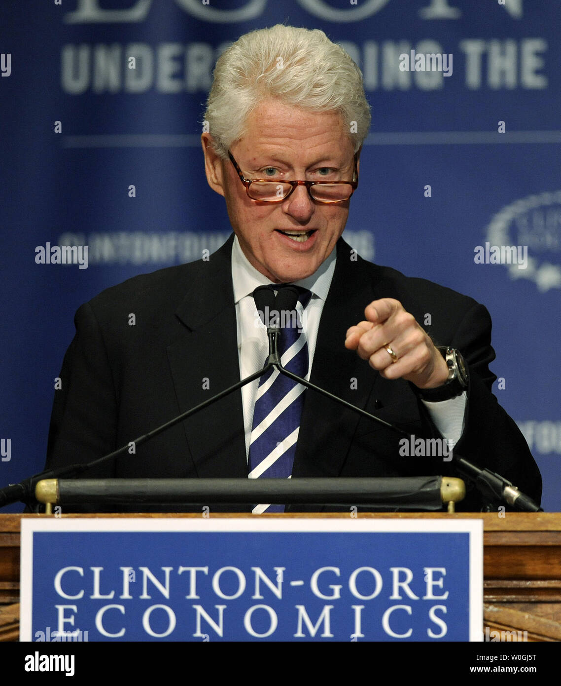 Der ehemalige Präsident Bill Clinton spricht am Symposium der Clinton Foundation auf 'Clinton-Gore-Wirtschaft: das Verständnis der Lehren der 1990er Jahre in der Georgetown University Gaston Hall in Washington, DC, am 28. Oktober 2011. UPI/Roger L. Wollenberg Stockfoto