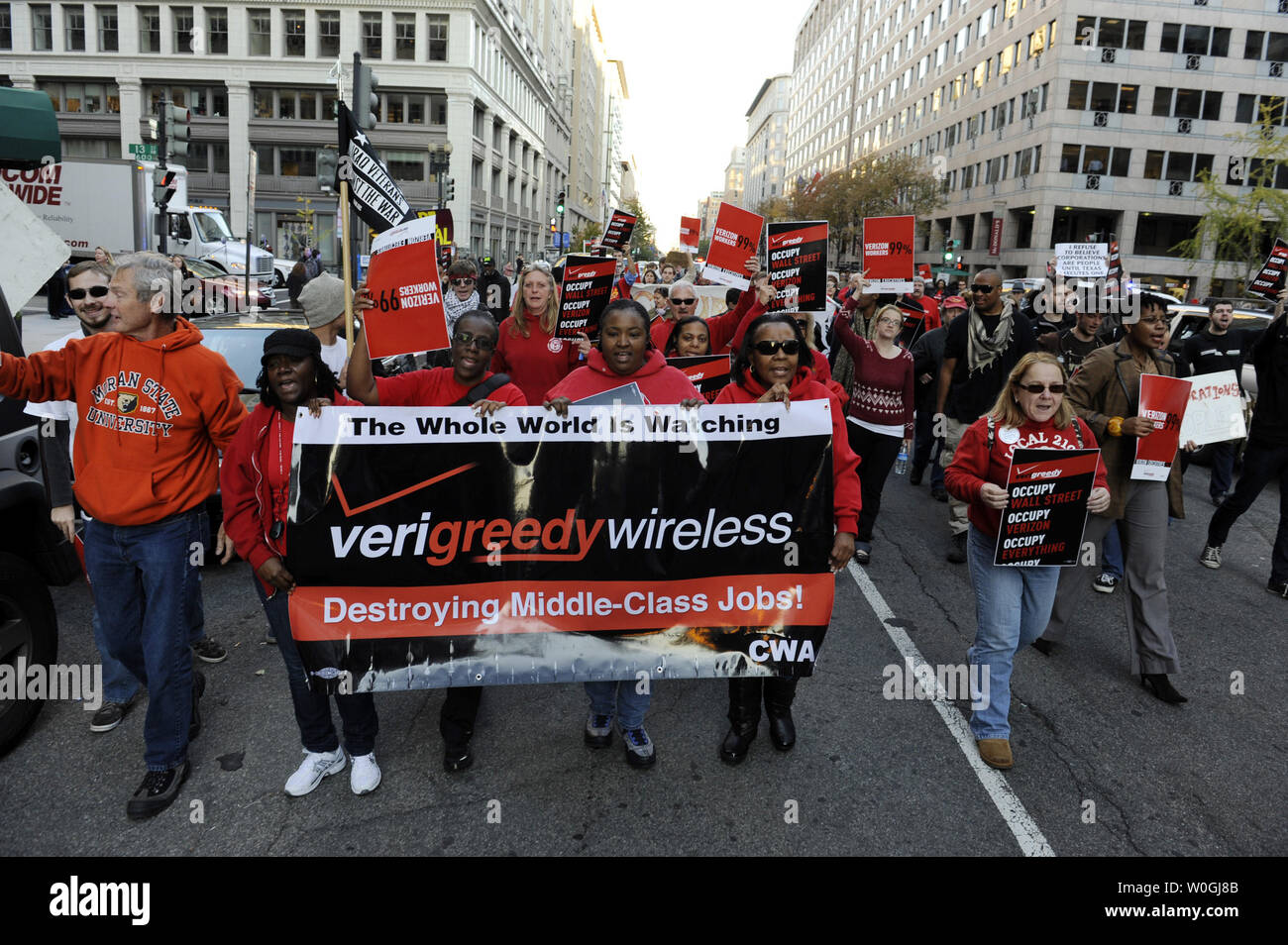 Die Demonstranten mit der Koalition im Oktober 2011 und der Communications Workers of America (CWA) März zu einer Verizon store der CWA jüngste Streik mit Verizon zu markieren und die Unterstützung für die D.C. Occupy-bewegung der eek eine gerechte und demokratische Gesellschaft auf Staatsbürgerschaft nicht Gier zu zeigen", in Washington am 2. November 2011. UPI/Roger L. Wollenberg Stockfoto