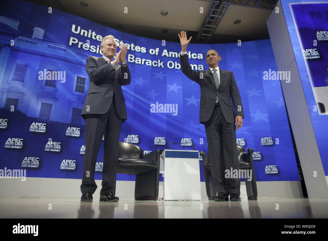 Präsidenten der Vereinigten Staaten Barack Obama mit dem W. James McNerney, Jr., CEO von Boeing an der Asia-Pacific Economic Cooperation (APEC) CEO Summit im Sheraton Waikiki Hotel in Honolulu, Hawaii am Samstag, 12. November 2011. UPI/Kent Nishimura Stockfoto