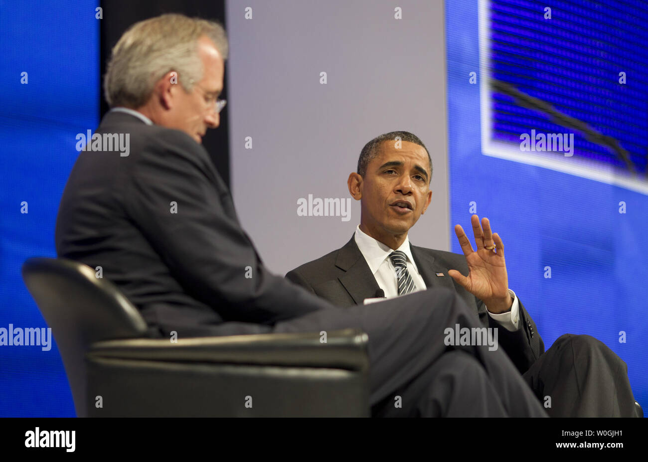 Präsidenten der Vereinigten Staaten Barack Obama mit dem W. James McNerney, Jr., CEO von Boeing an der Asia-Pacific Economic Cooperation (APEC) CEO Summit im Sheraton Waikiki Hotel in Honolulu, Hawaii am Samstag, 12. November 2011. UPI/Kent Nishimura Stockfoto