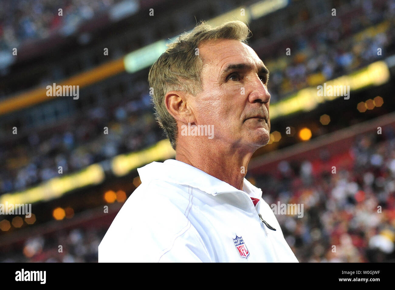 Washington Redskins Head Coach Mike Shanahan verlässt das Feld nach den Redskins wurden von den Dallas Cowboys an FedEx Field in Washington besiegt am 20. November 2011. Die Cowboys schlagen die Redskins 27-24. UPI/Kevin Dietsch Stockfoto