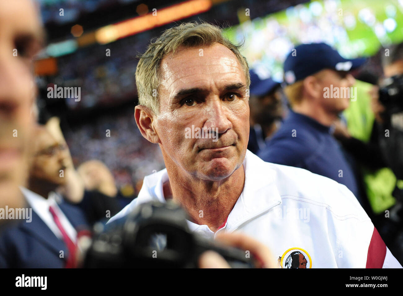 Washington Redskins Head Coach Mike Shanahan verlässt das Feld nach den Redskins wurden von den Dallas Cowboys an FedEx Field in Washington besiegt am 20. November 2011. Die Cowboys schlagen die Redskins 27-24. UPI/Kevin Dietsch Stockfoto