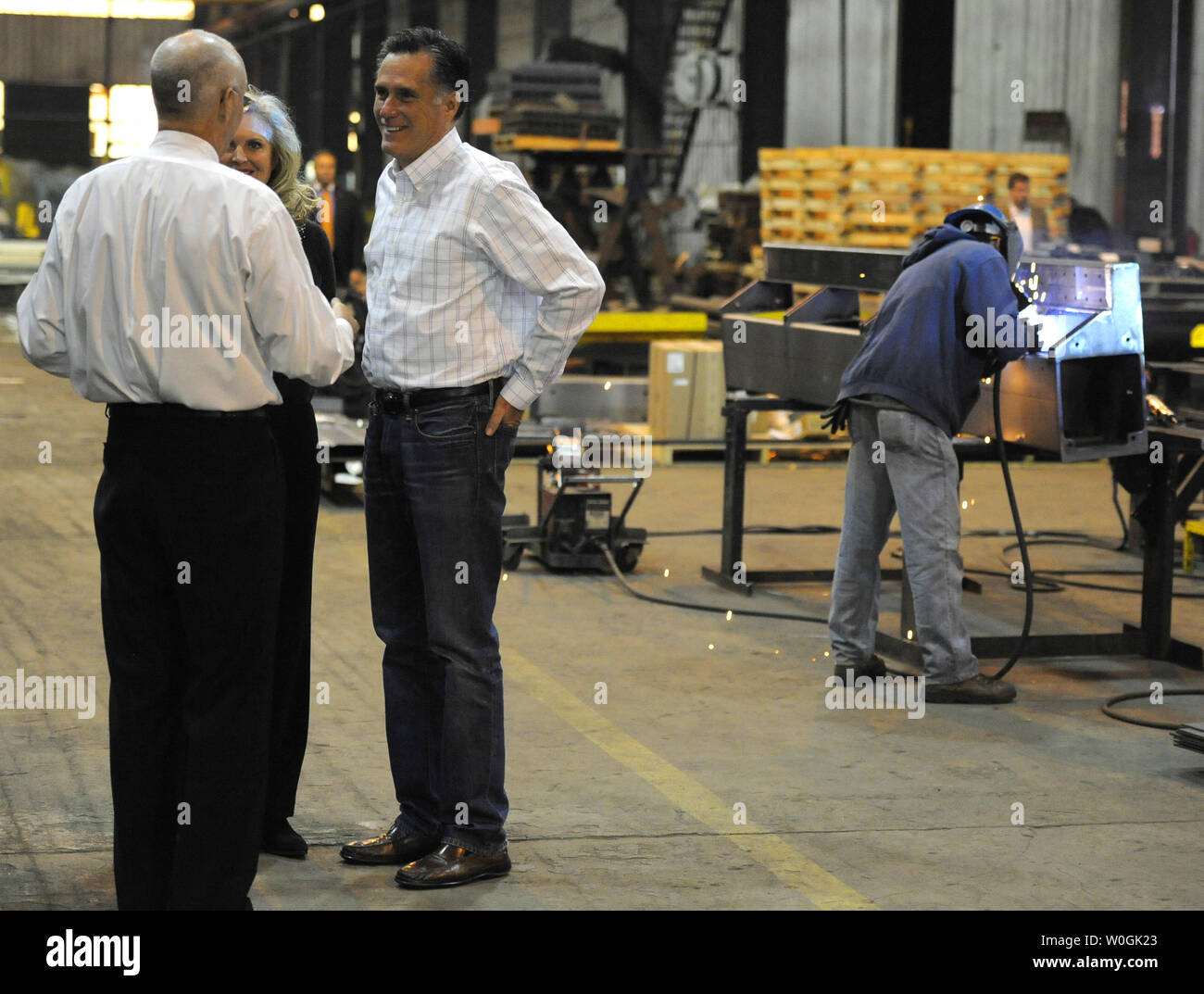 2012 Präsidentschaftskandidat der Republikaner und ehemalige Massachusetts reg. Mitt Romney (R) und seine Frau Ann informiert sind von General Manager Bob Jacobson, da Sie tour Missouri Valley Stahl, Stahl Herstellung Firma, vor dem Rathaus treffen in Sioux City, Iowa, 16. Dezember 2011, im Voraus von Iowa's First-in-der-nation Caucuses, Januar 3,2012. UPI/Mike Theiler Stockfoto