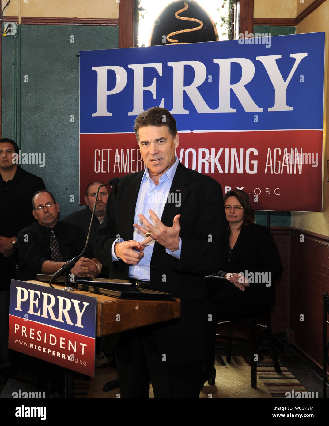 2012 Präsidentschaftskandidat der Republikaner und Texas reg. Rick Perry macht Anmerkungen zu Kunden und Unterstützer während einer Kampagne Stopp am Kupfer Kaffeetasse in Cherokee, Iowa, 16. Dezember 2011, im Voraus von Iowa's First-in-der-nation Caucuses, 3. Januar 2012. UPI/Mike Theiler Stockfoto