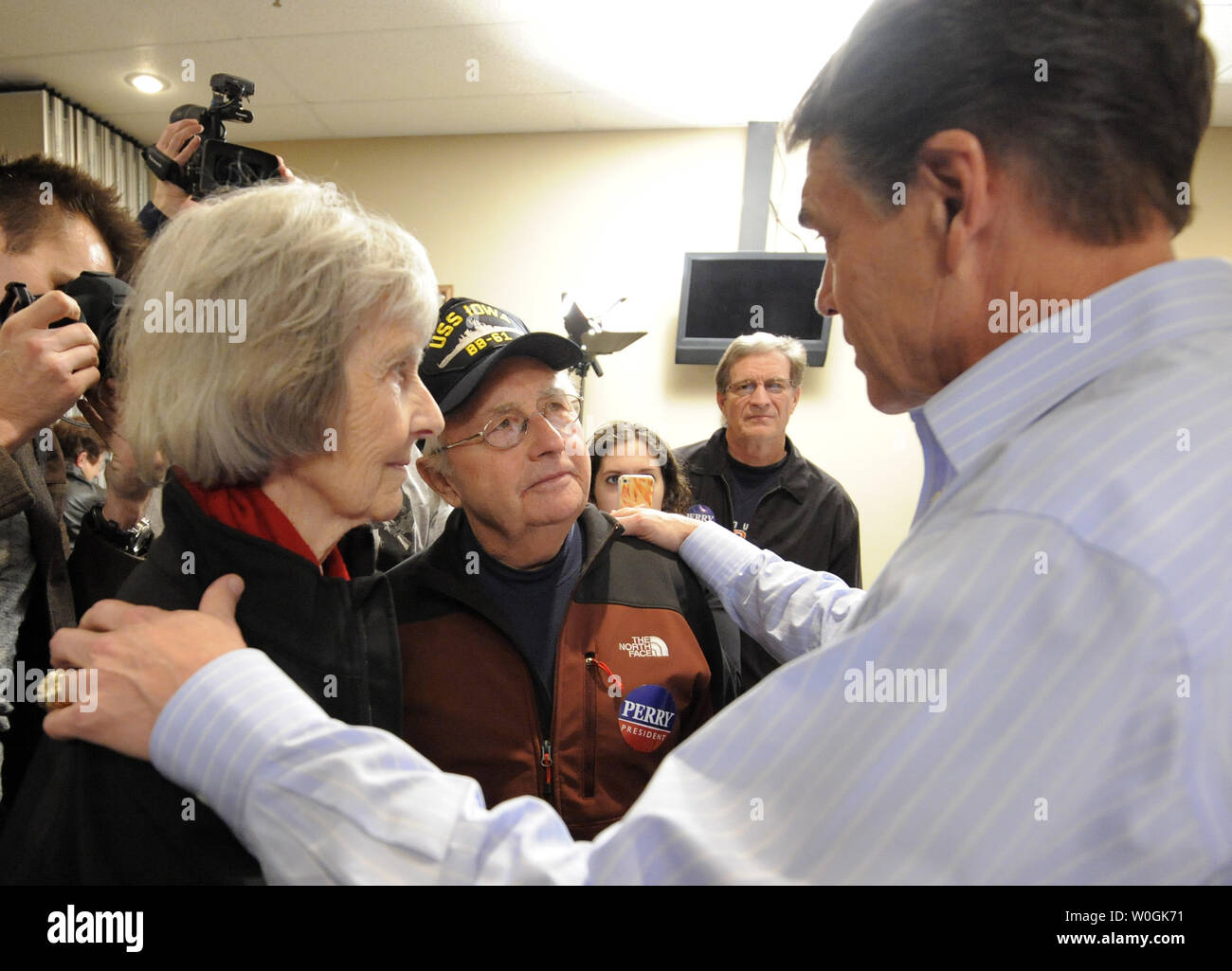 2012 Präsidentschaftskandidat der Republikaner und Texas reg. Rick Perry (R) Chats mit Fans Phil Thompson und seine Frau Maureen, während einer Kampagne Stop auf der Sport Seite Kühlergrill, Indianola, Iowa, 28. Dezember 2011, im Voraus von Iowa's First-in-der-nation Caucuses, Januar 3,2012. UPI/Mike Theiler Stockfoto