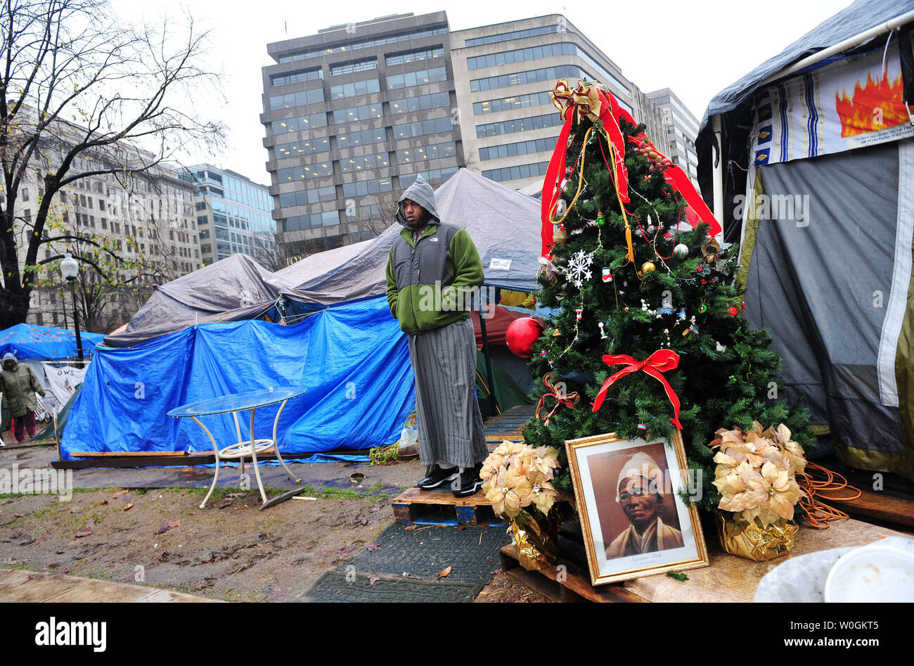 Ein besetzen DC Mitglied zeichnet sich vor seinem Zelt im Lager besetzen am McPherson Square in der Innenstadt von Washington, DC am 7. Dezember 2011. UPI/Kevin Dietsch Stockfoto