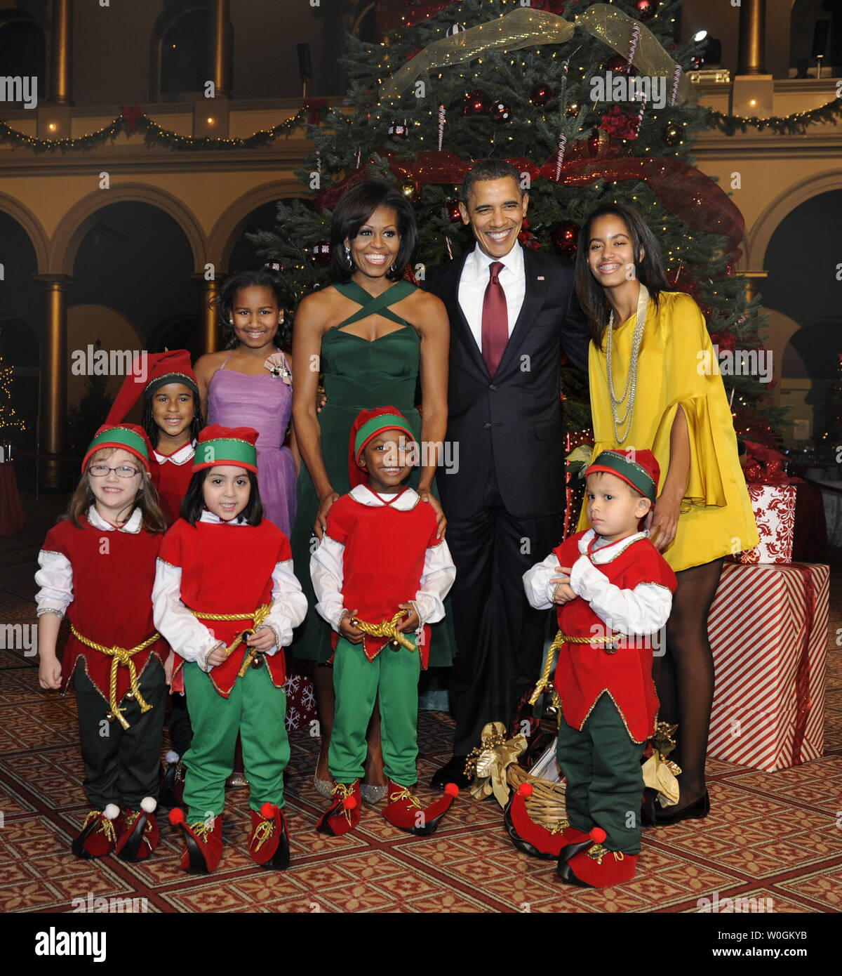 US-Präsident Barack Obama, der First Lady Michelle Obama (2., L) und den Töchtern Malia (R) und Sasha für ein Gruppenfoto mit Kindern als Elfen vor der Teilnahme an Aufführungen auf der jährlichen "Weihnachten in Washington "Gala, Dezember 11, 2011, Washington, DC, gekleidet darstellen. UPI/Mike Theiler Stockfoto