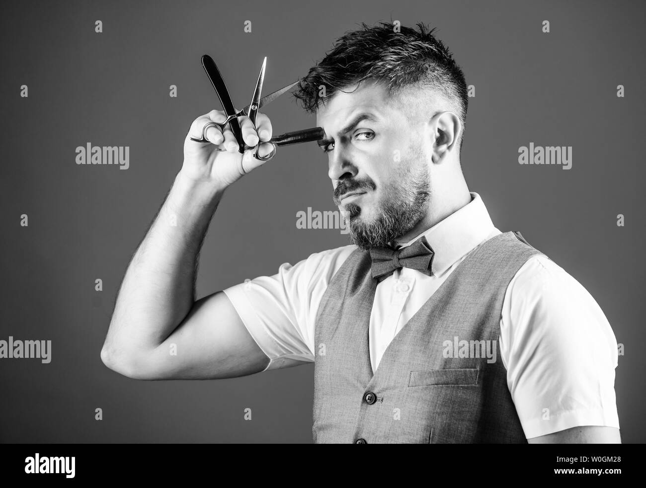 Friseur Geheimnisse Friseur Holding Vintage Friseur Tools Bartiger Mann Mit Messer Und Schere In Retro Barbershop Hipster Mit Bart Rasiermesser Friseur Mann Mit Bart Und Schnurrbart In Rasieren Salon Stockfotografie Alamy