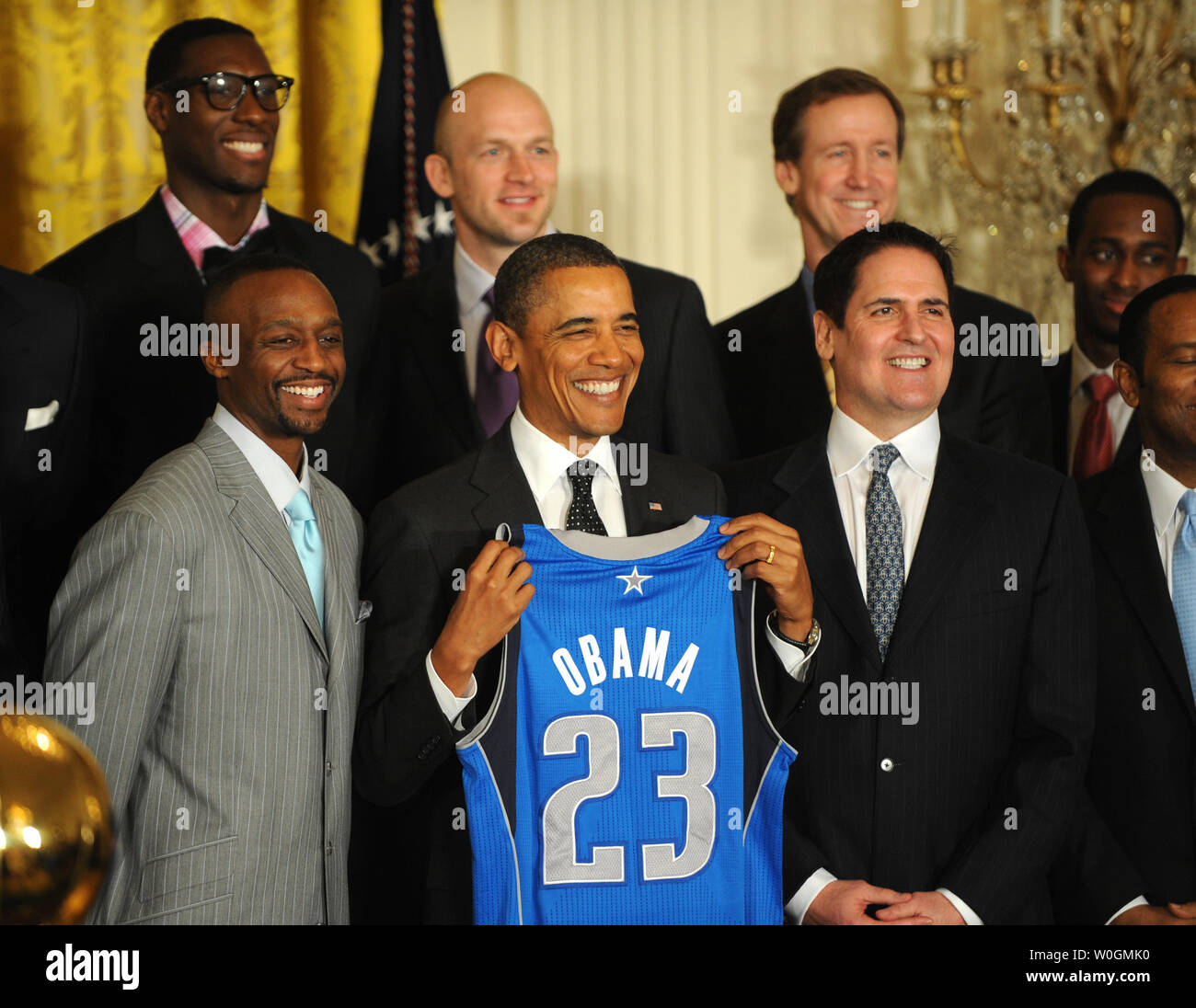 Us-Präsident Barack Obama hält ein Dallas Mavericks Trikot als Er wirft mit Besitzer Mark Cuban (R) und der Rest der Mannschaft während einer Zeremonie zu Ehren des 2011 NBA Champions im East Room des Weißen Hauses am 9. Januar 2012 in Washington, DC. Obama teilte einige lacht, als er Dallas für ihre ersten Nationalen Basketball Liga Meisterschaft gratuliert. UPI/Pat Benic Stockfoto