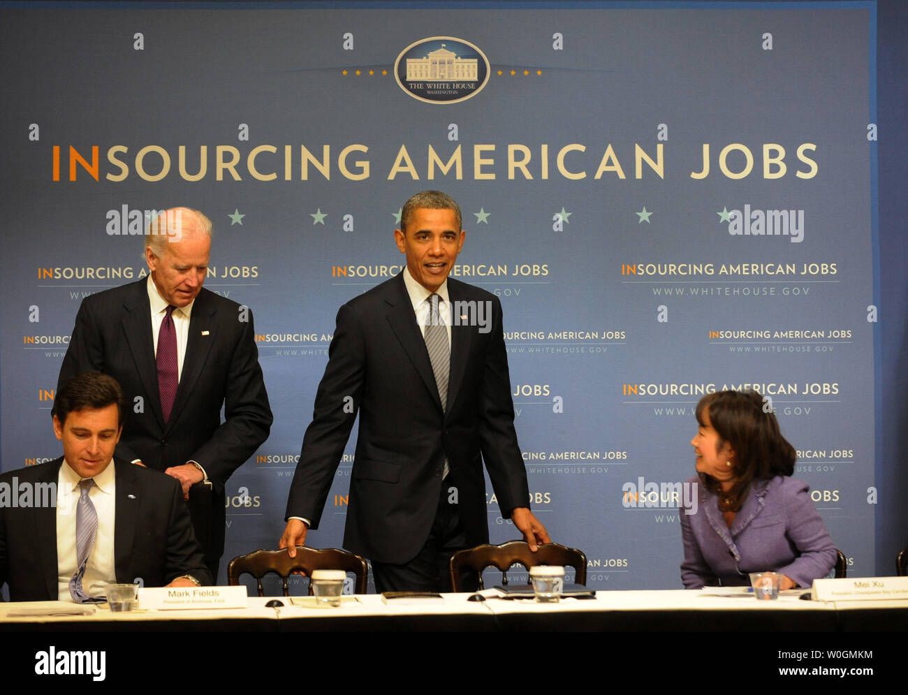 Us-Präsident Barack Obama und Vizepräsident Joe Biden (L) Willkommen American Business Leaders Forum am EEOB zu diskutieren Investieren in Amerika Jobs zurück in die Vereinigten Staaten zu holen, genannt "Insoursing American Jobs" in Washington DC am 11. Januar 2012. Auf der linken Seite am Tisch ist Ford Motor Company Präsident Mark Felder und auf der rechten Seite ist der Chesapeake Bay Kerze Präsident Mei Xu. UPI/Pat Benic.. Stockfoto