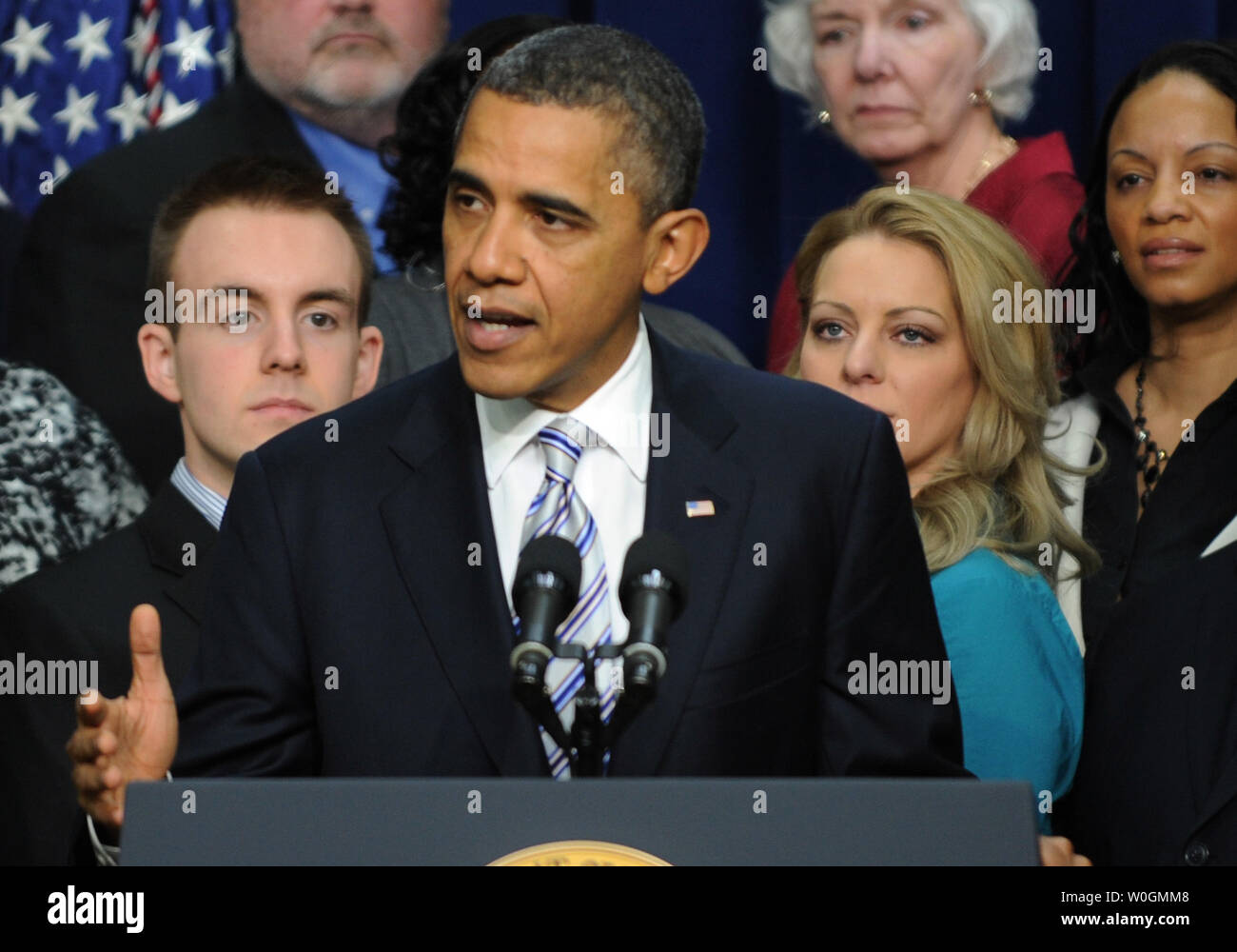 Us-Präsident Barack Obama diskutiert die Lohnsummensteuer cut Erweiterung vor der mittleren Klasse Arbeiter in der Eisenhower Executive Office Building in Washington, DC am 21. Februar 2012. Der Kongress hat gerade die Mittelschicht Steuervergünstigungen verabschiedet und Obama wird es in Gesetz unterzeichnen, später in der Woche. UPI/Pat Benic Stockfoto