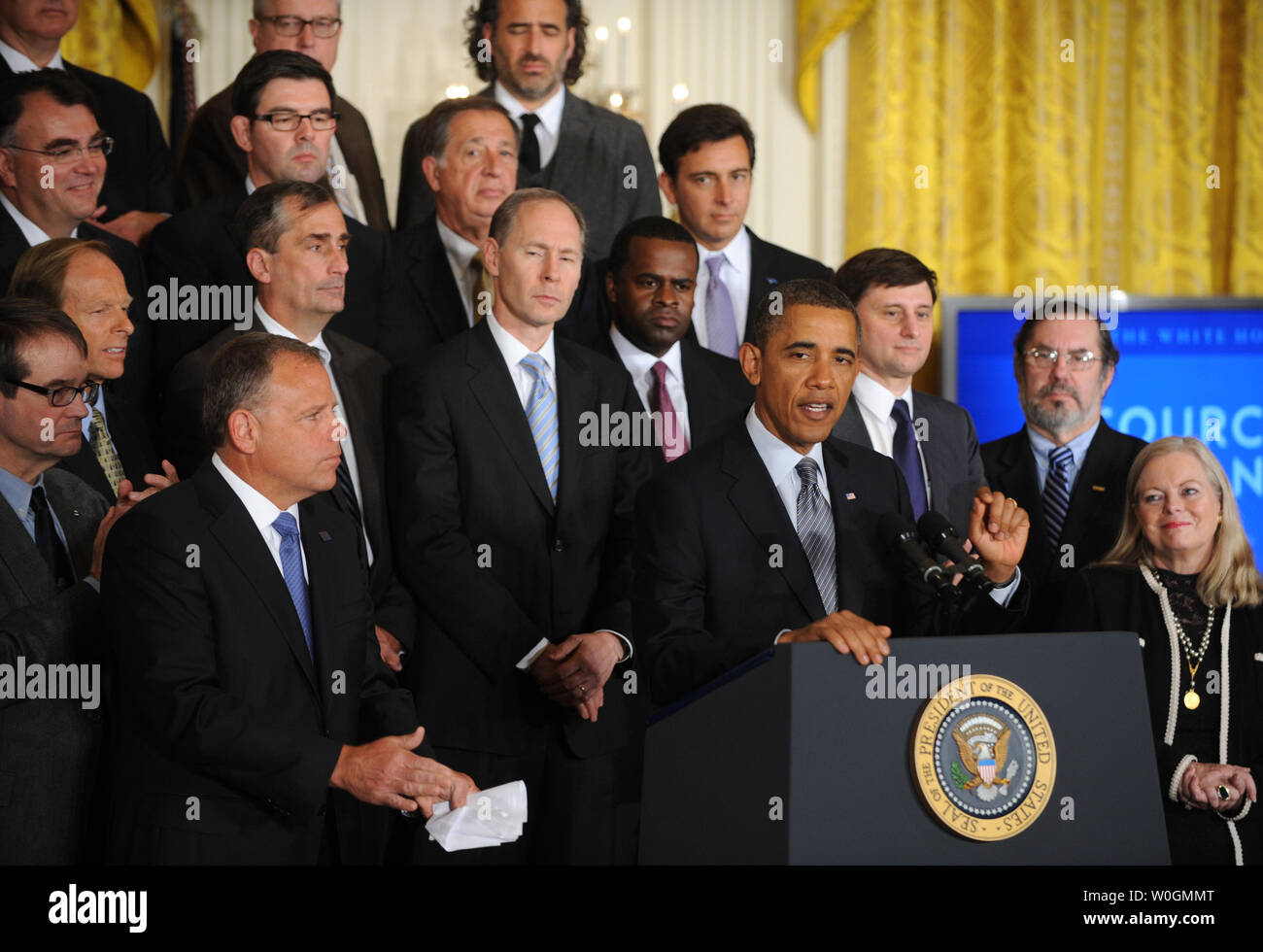 Us-Präsident Barack Obama macht Erläuterungen mit amerikanischen Unternehmen über die "Insourcing American Jobs' Forum im East Room des Weißen Hauses am 11. Januar 2012. Das Forum ist wie in Amerika zu investieren Jobs zurück in die Vereinigten Staaten zu holen zu besprechen, genannt "Insoursing American Jobs". UPI/Pat Benic.. Stockfoto