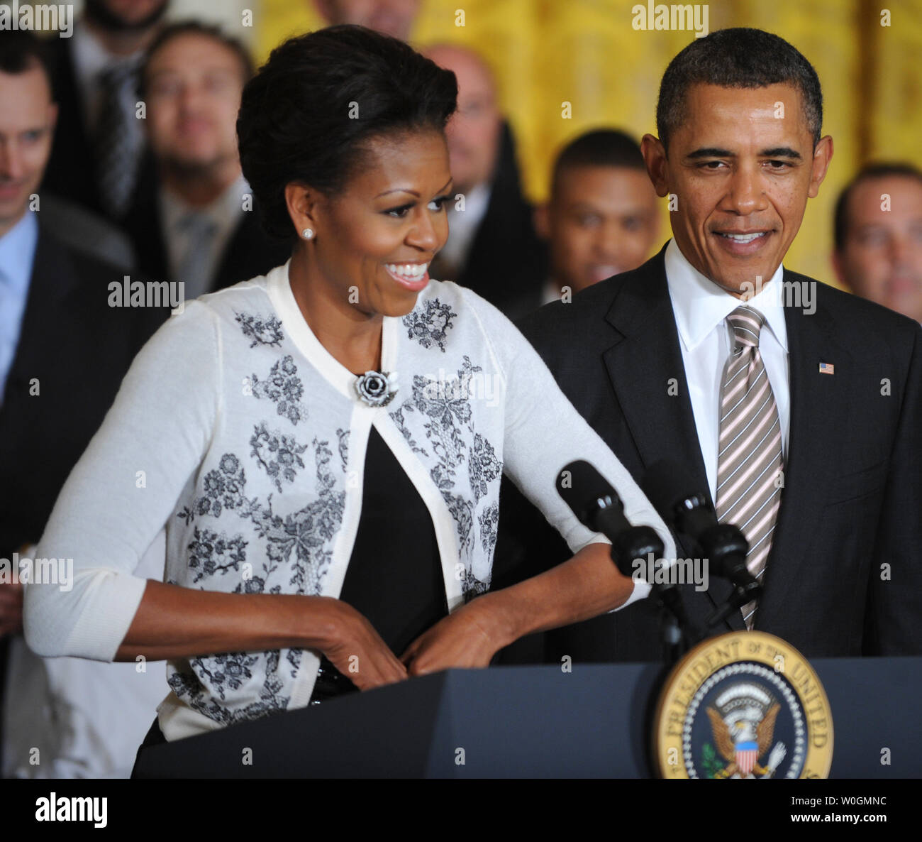 First Lady Michelle Obama Lachelt Wenn Ihr Geburtstag Ist Als Prasident Barack Obama Erwahnte Applaudiert Wahrend