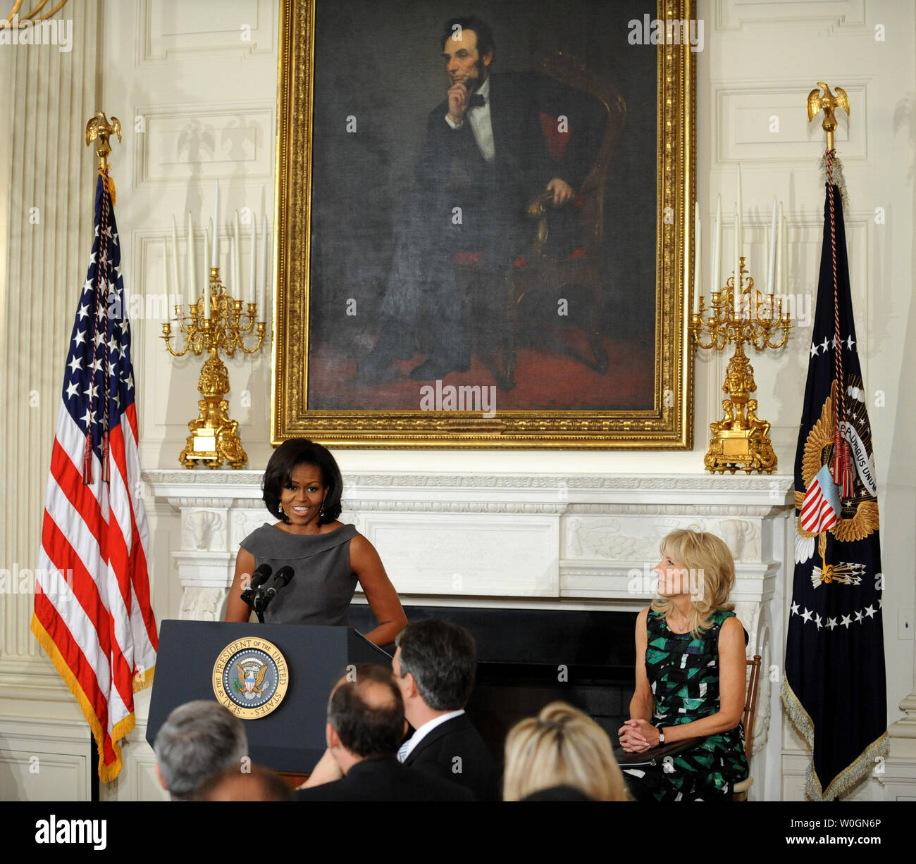 First Lady Michelle Obama und Dr. Jill Biden (R)-Adresse, die die Gouverneure der Nation auf die Notlage der militärischen Frauen während einer Sitzung im Speisesaal des Weißen Haus am 27. Februar 2012. Später Präsident Barack Obama fordert die Gouverneure mehr in Bildung zu investieren. UPI/Pat Benic Stockfoto