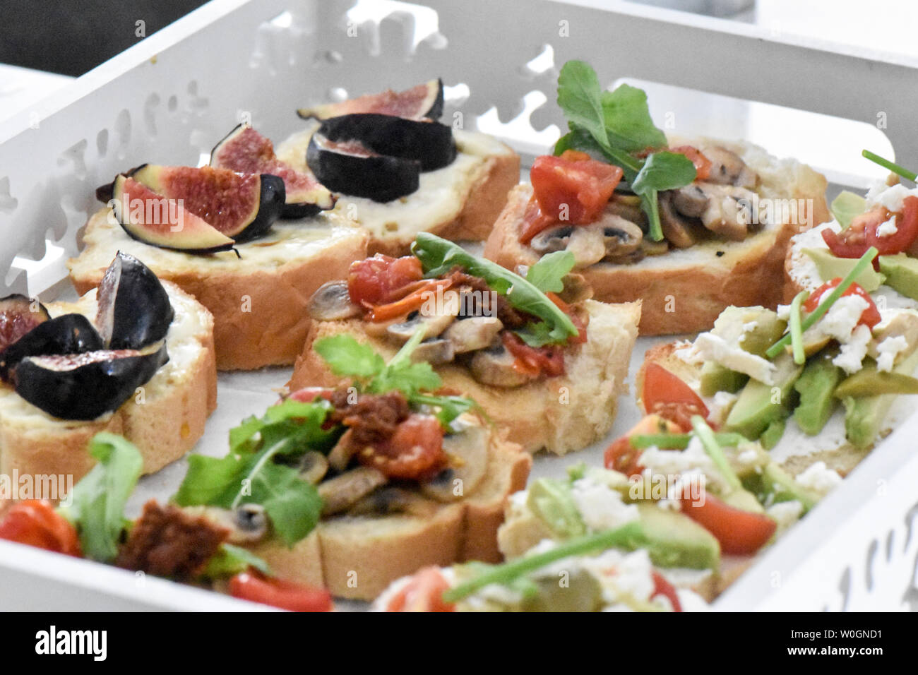 Sauber, gesund naschen Avocado, Tomate, Pilz und Feigen bereit, mit Kräuter, Blätter und ein kleines Stück Baguette serviert werden. Ideal bite Stockfoto