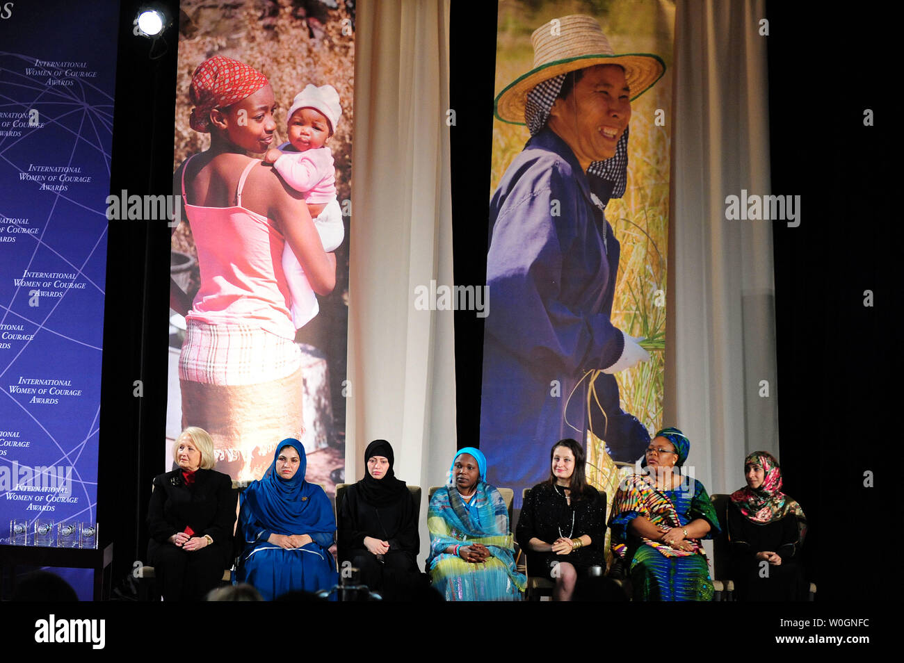 Empfänger der internationalen Frauen Mut Award sind auf der Bühne anlässlich einer Feierstunde im State Department in Washington am 8. März 2012 gesehen. Die Preise stehen für herausragende Frauen in Führungspositionen aus der ganzen Welt. UPI/Kevin Dietsch Stockfoto