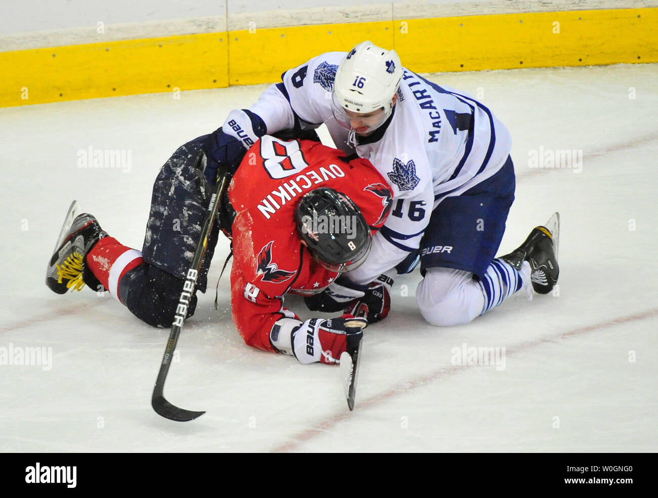 Washington Capitals Alex Ovechkin und Toronto Maple Leafs Clarke MacArthur binden während des zweiten Zeitraums im Verizon Center in Washington am 11. März 2012. UPI/Kevin Dietsch Stockfoto