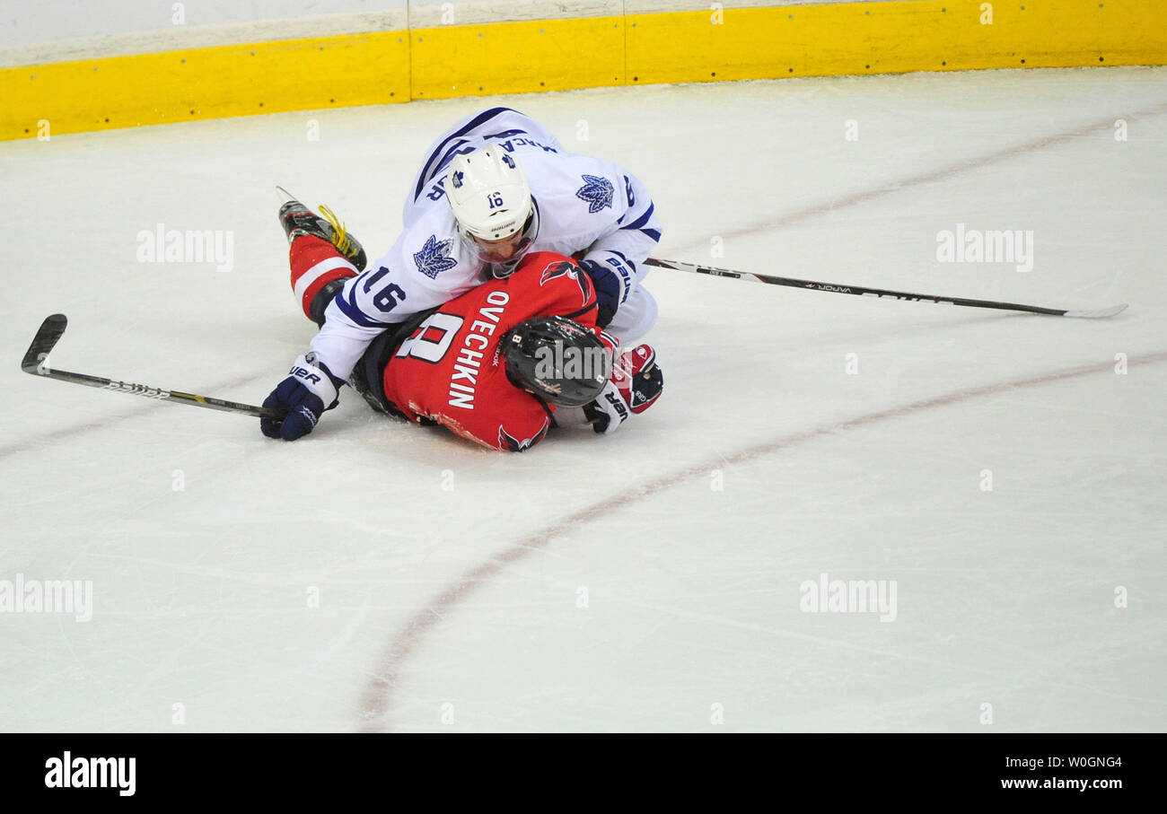Washington Capitals Alex Ovechkin und Toronto Maple Leafs Clarke MacArthur binden während des zweiten Zeitraums im Verizon Center in Washington am 11. März 2012. UPI/Kevin Dietsch Stockfoto