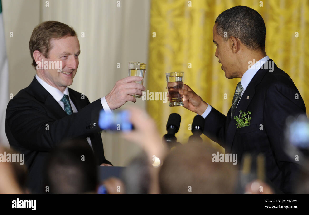 US-Präsident Barack Obama (R) Toast mit irischen Premierminister Enda Kenny bei einem Empfang im East Room des Weißen Hauses, März 20, 2012, in Washington, DC. Die beiden Führer einen Arbeitstag zu Diskussionen über wirtschaftliche Angelegenheiten gewidmet, die Irland Frieden halten Beteiligungen und aussenpolitischen Themen wie Syrien und Iran. UPI/Mike Theiler Stockfoto