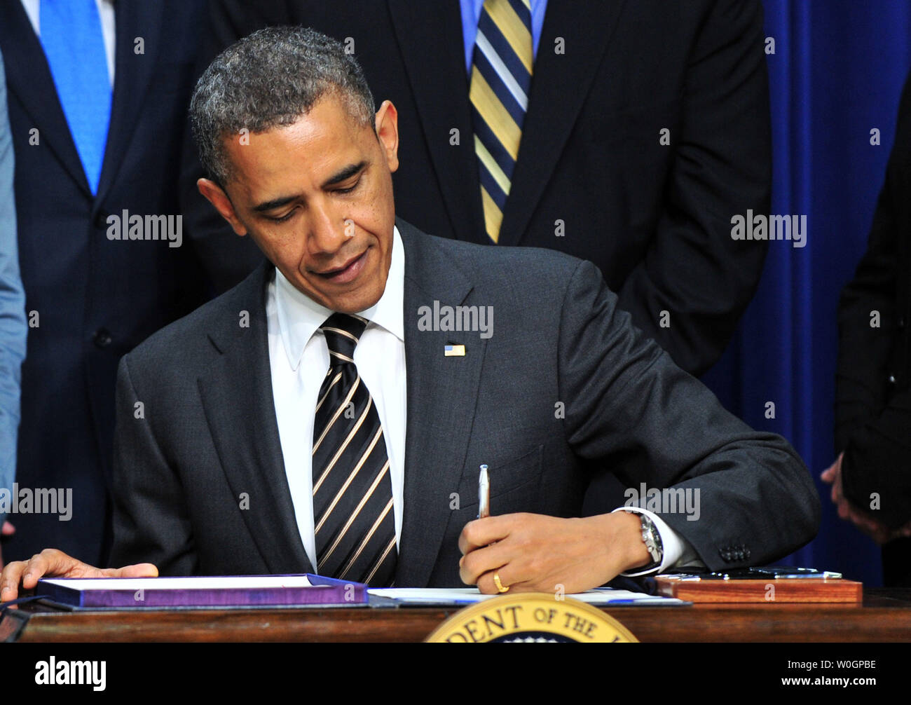 Us-Präsident Barack Obama unterzeichnet der Stop Trading auf Kongress Wissen (Lager) Handeln, das Eisenhower Executive Office Building in Washington, D.C. am 4. April 2012. Das Gesetz macht die Mitglieder des Kongresses gelten die gleichen Gesetze zum Insiderhandel, für alle anderen gelten. UPI/Kevin Dietsch Stockfoto