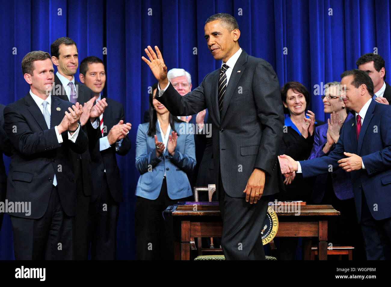 Us-Präsident Barack Obama Wellen nach dem Stop Trading Unterzeichnung im Kongress Wissen (Lager) Handeln, das Eisenhower Executive Office Building in Washington, D.C. am 4. April 2012. Das Gesetz macht die Mitglieder des Kongresses gelten die gleichen Gesetze zum Insiderhandel, für alle anderen gelten. UPI/Kevin Dietsch Stockfoto