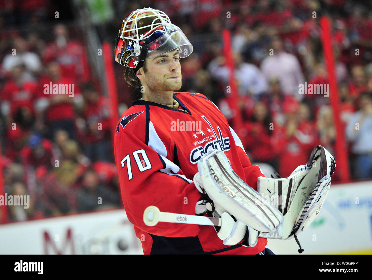 Washington Capitals goalie Braden Holtby ist in der ersten Periode gegen die Boston Bruins in Spiel 3 der Eastern Conference gesehen Viertelfinale im Verizon Center in Washington, D.C. am 16. April 2012. UPI/Kevin Dietsch Stockfoto
