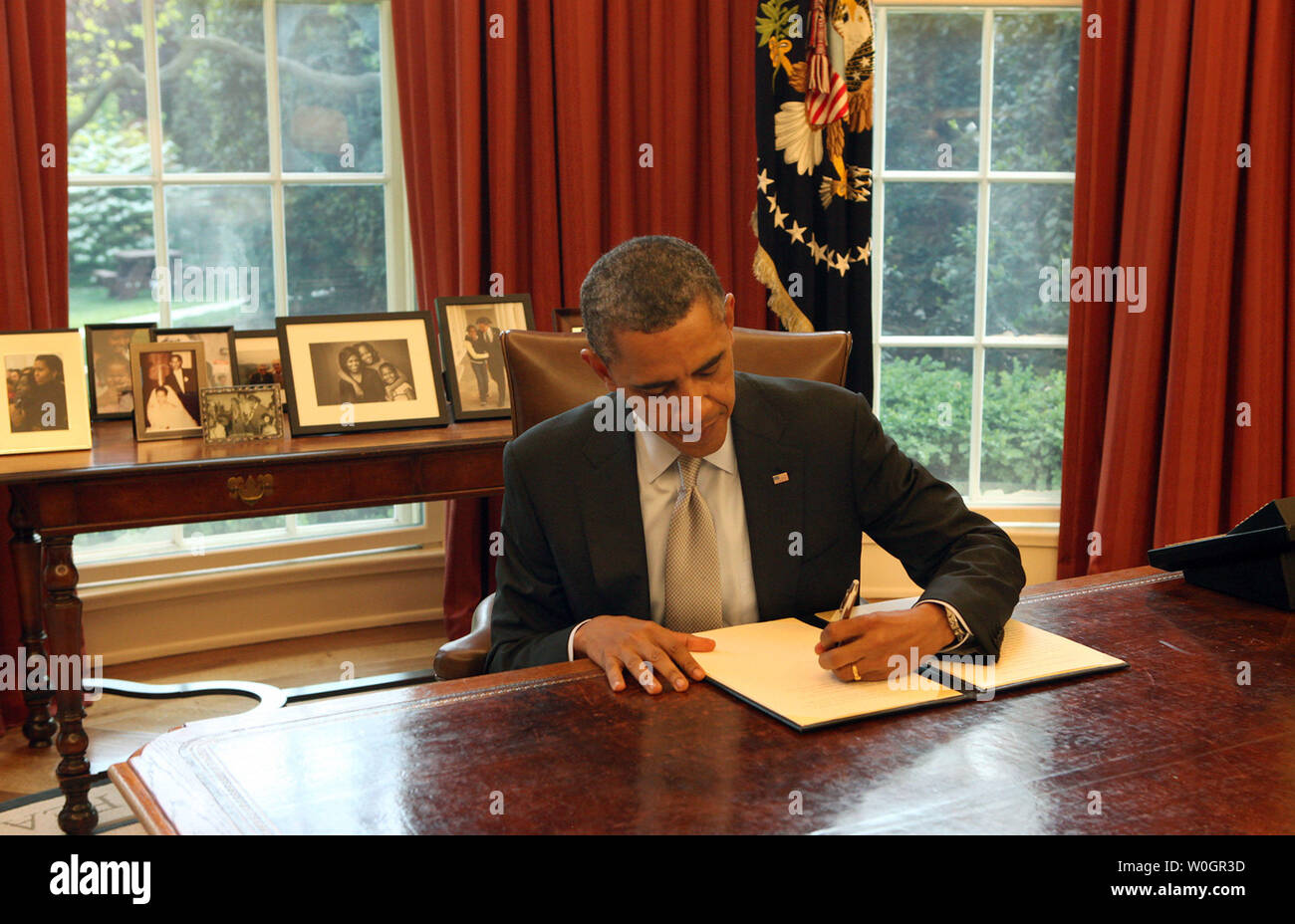 Us-Präsident Barack Obama unterzeichnet eine Proklamation benennenden Fort Ord, Monterey Bay, Kalifornien, ein nationales Denkmal im Oval Office im Weißen Haus in Washington, D.C. am 20. April 2012. UPI/Chris Kleponis Stockfoto