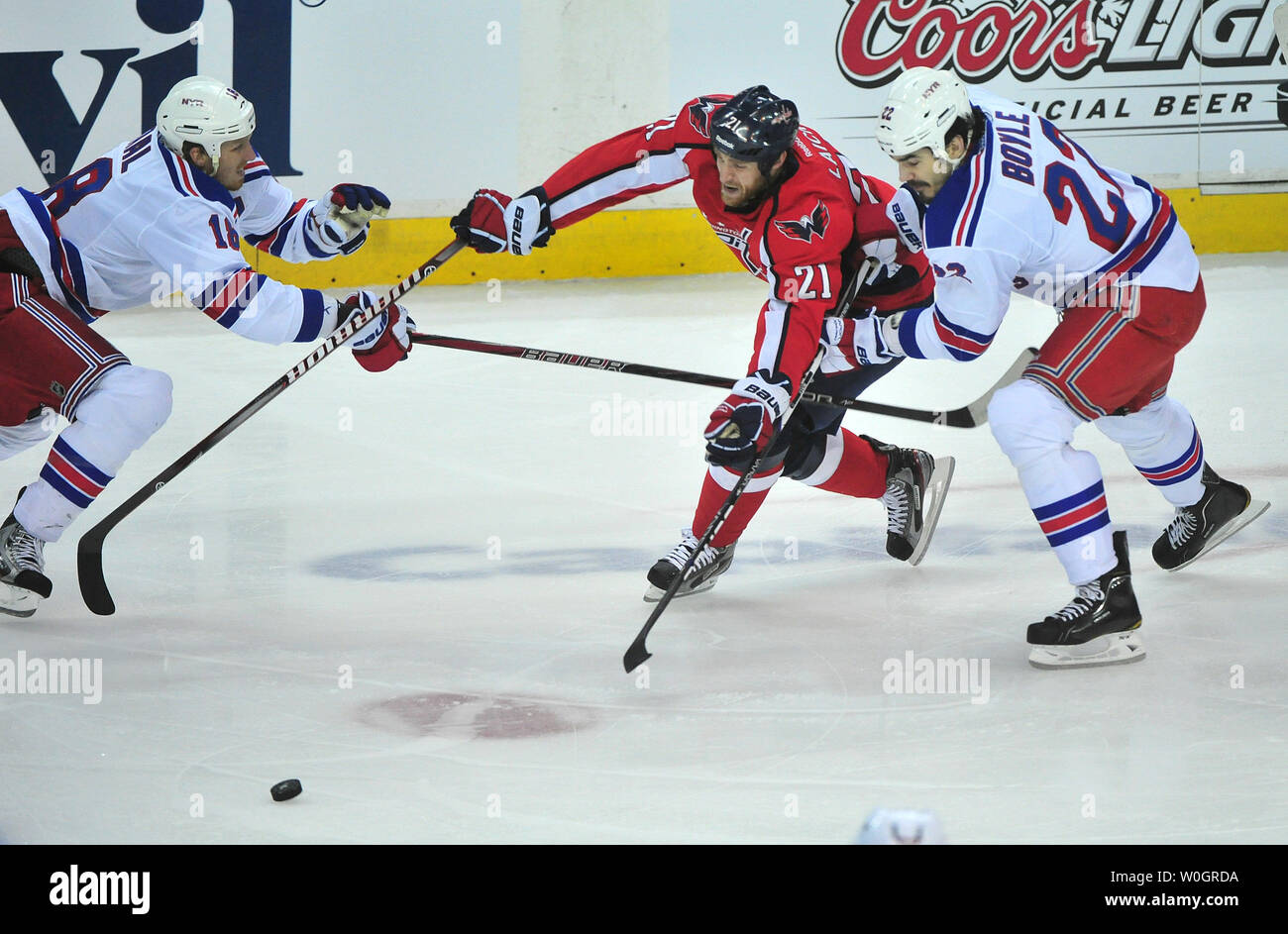 Broosk Laich kämpft Washington Capitals' für den Puck mit New York Rangers' Marc Staal (L) und Drian Boyle während der Periode 1 von Spiel 2 der NHL Eastern Conference Halbfinale im Verizon Center in Washington, D.C. am 2. Mai 2012. UPI/Kevin Dietsch Stockfoto
