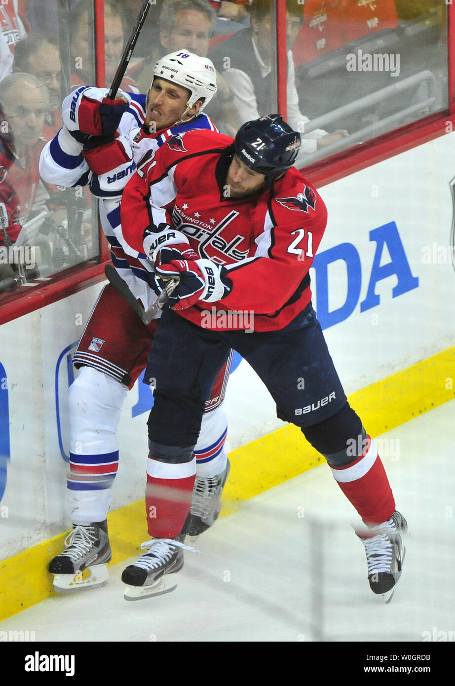 Washington Capitals' Broosk Laich hits New York Rangers' Marc Staal während der Periode 1 von Spiel 2 der NHL Eastern Conference Halbfinale im Verizon Center in Washington, D.C. am 2. Mai 2012. UPI/Kevin Dietsch Stockfoto