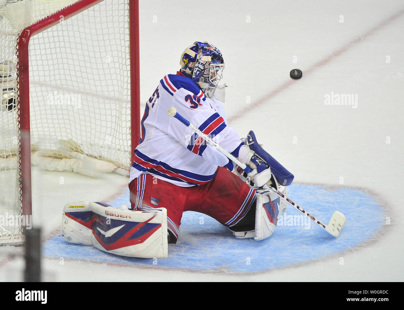 New York Rangers goalie Henrik Lundqvist macht eine Speichern gegen die Washington Capitals, die während des Zeitraums 1 von Spiel 2 der NHL Eastern Conference Halbfinale im Verizon Center in Washington, D.C. am 2. Mai 2012. UPI/Kevin Dietsch Stockfoto