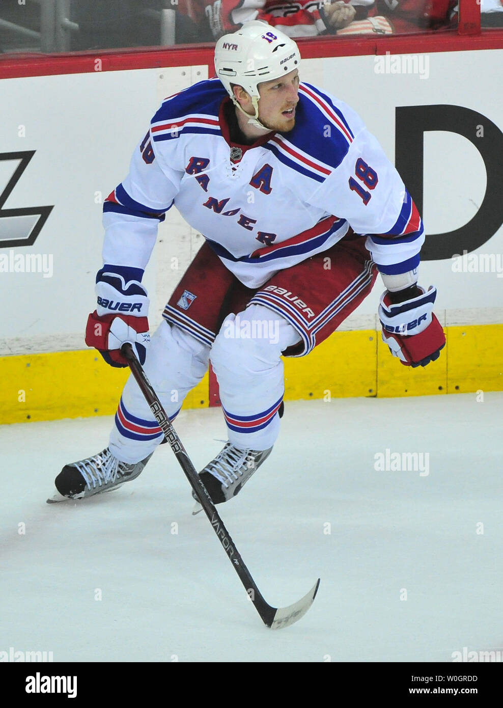 New York Rangers' Marc Staal Schlittschuhe gegen die Washington Capitals, die während des Zeitraums 1 von Spiel 2 der NHL Eastern Conference Halbfinale im Verizon Center in Washington, D.C. am 2. Mai 2012. UPI/Kevin Dietsch Stockfoto